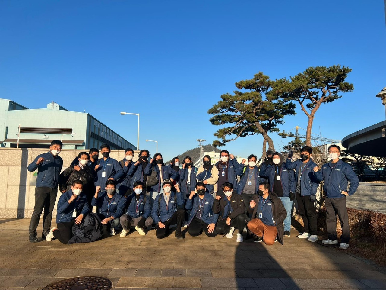 Gambar Mahasiswa program Joint Degree Departemen Teknik Perkapalan ITS ketika internship di HSHI Korsel