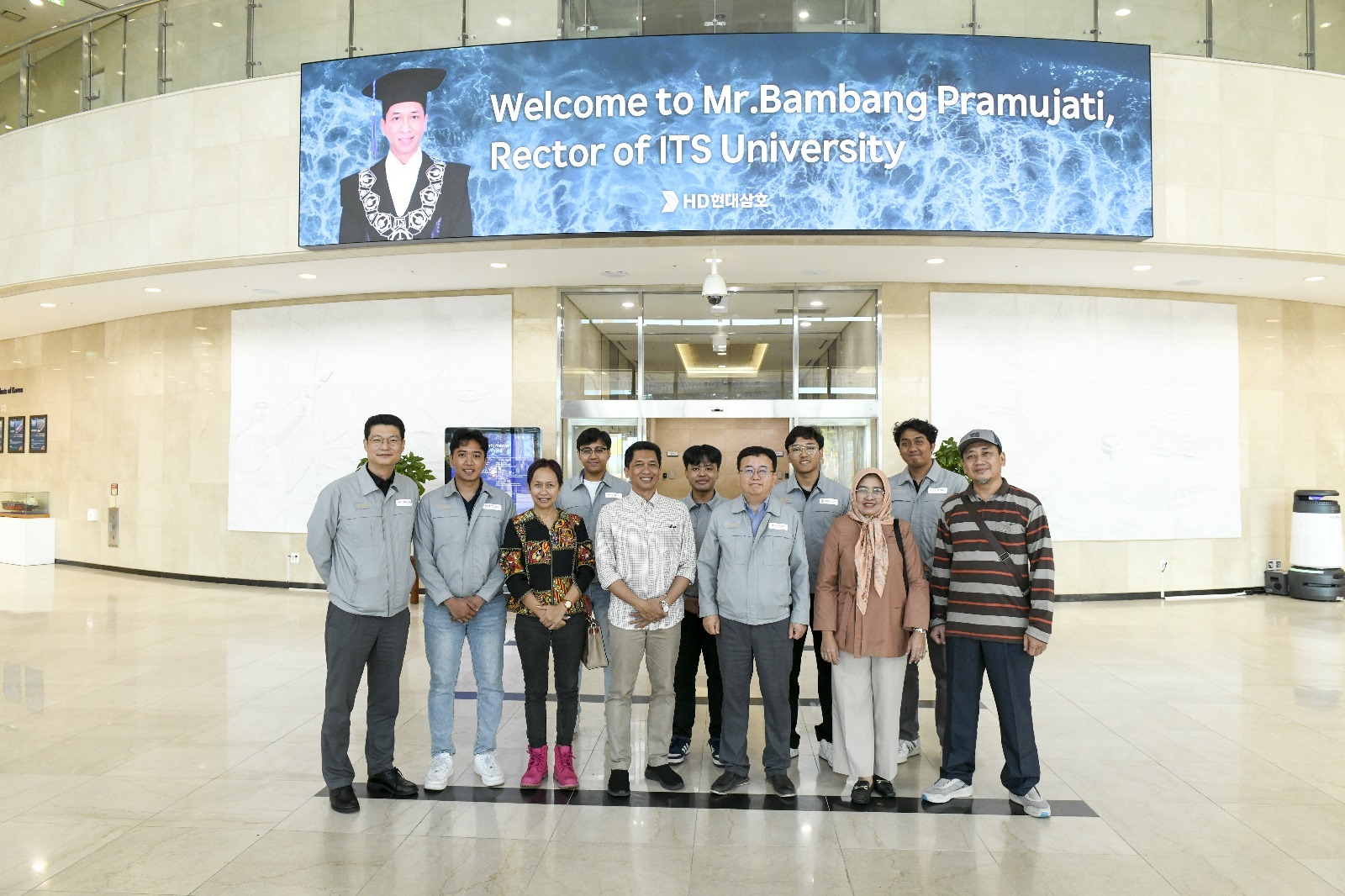 Gambar jajaran petinggi ITS dengan beberapa mahasiswa program double degree Teknik Perkapalan ITS di Hyundai Samho Heavy Industries (HSHI)