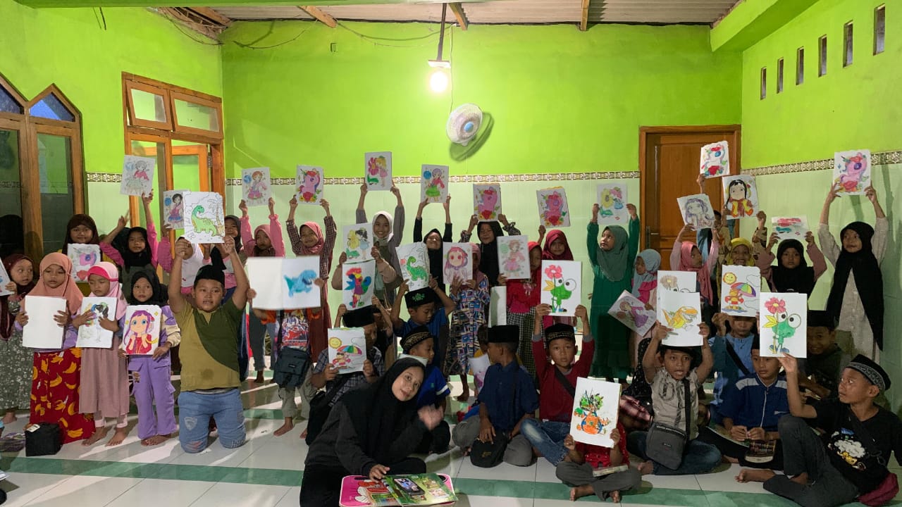 Foto anak-anak bersama salah satu anggota tim KKN Tematik Literasi (bawah) saat menyelesaikan pewarnaan gambar
