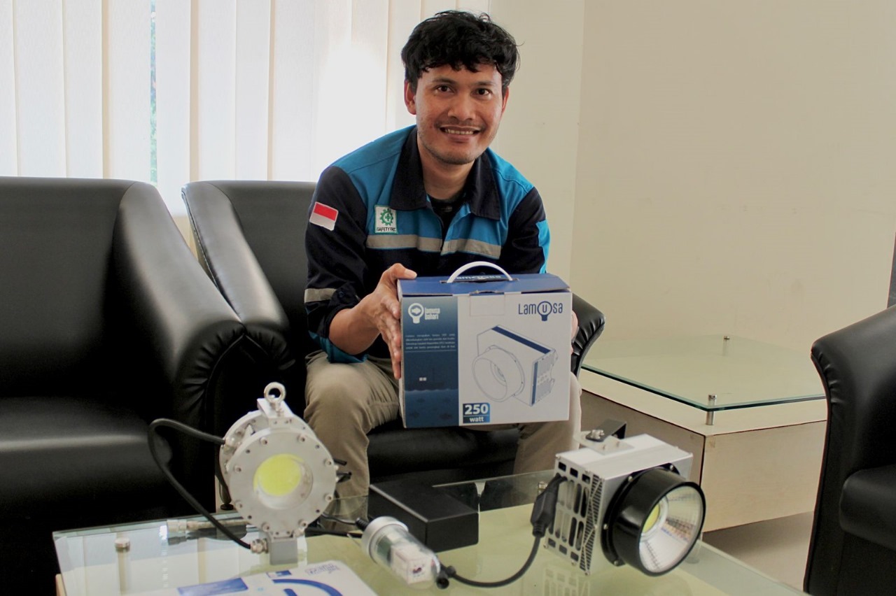 Gambar Co-Founder Lamusa ITS Iwan Cony Setiadi ST MT dalam menunjukkan beberapa produk unggulannya termasuk Lamusa Bahari Lampu Permukaan yang telah dihibahkan kepada serikat nelayan di Lamongan