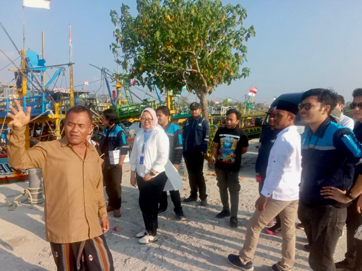 Gambar Tim Lamusa ITS saat melakukan survei ke nelayan di Lamongan