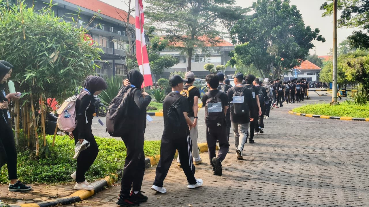 Gambar mobilisasi mahasiswa baru dan mentor menuju 17 titik di sekitar kampus ITS
