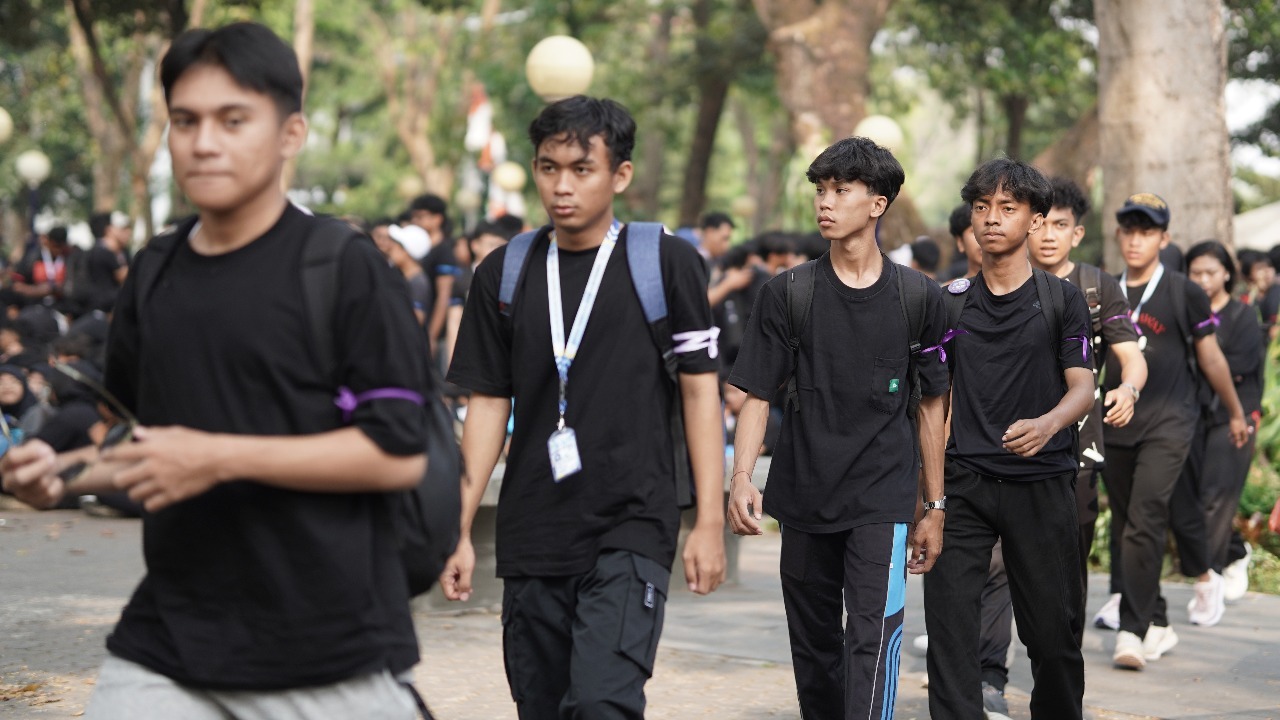 gambar maba its saat berjalan kaki menuju lokasi PKKMB 2025