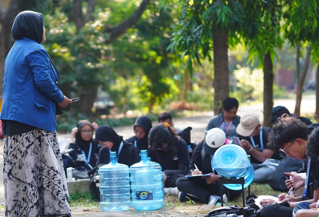 Foto penyediaan galon air isi ulang di seluruh area kegiatan Pengenalan Kehidupan Kampus bagi Mahasiswa Baru (PKKMB) ITS 2025