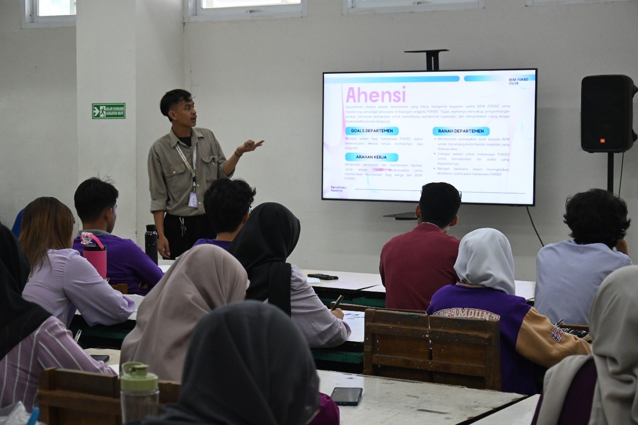 Foto suasana saat mahasiswa baru (maba) menyimak pemateri pada rangkaian Pengenalan Kehidupan Kampus bagi Mahasiswa Baru (PKKMB) pengenalan Fakultas Desain Kreatif dan Bisnis Digital (FDKBD) ITS