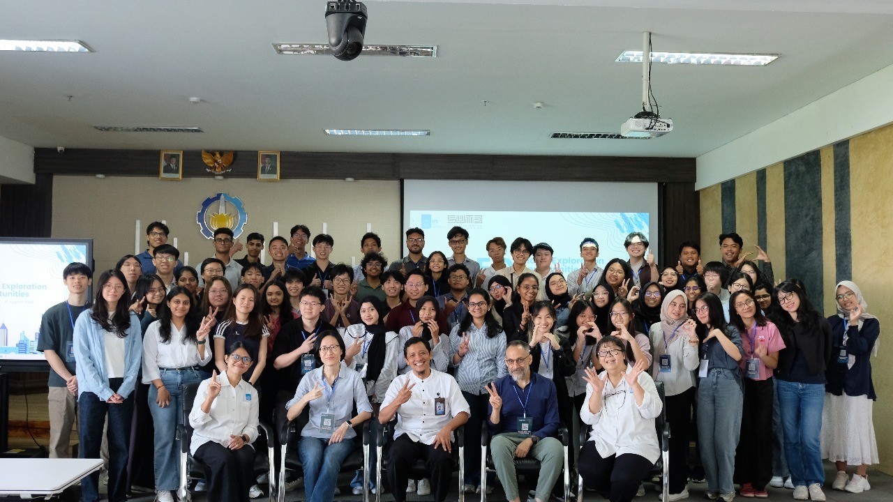 Prof Maria Anityasari ST ME, Dr Jose Rafael Martinez Garcia saat melakukan dokumentasi peresmian acara GEO bersama mahasiswa ITS dan SUTD