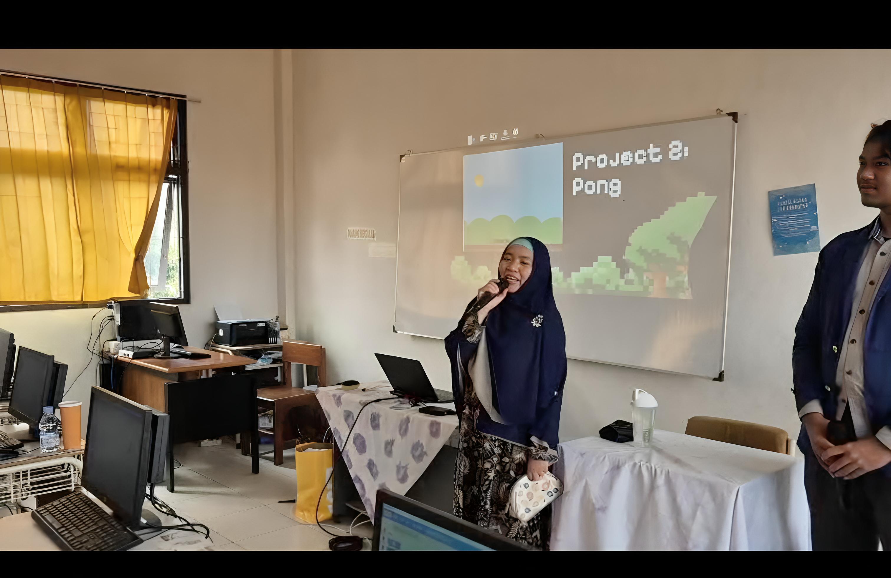 Gambar Dini Adni Navastara saat memberikan arahan di SDN Sutorejo I/240 Surabaya