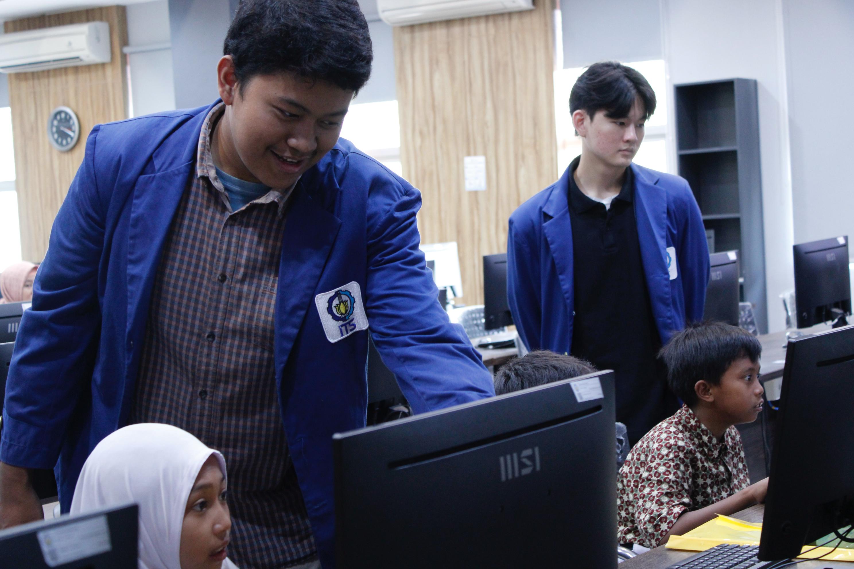 Gambar Tim Abmas Mahasiswa saat mendampingi siswa SDN Sutorejo I/240 Surabaya Surabaya dalam proses pembuatan game sederhana menggunakan Scratch di Laboratorium Pemrograman Departemen Teknik Informatika ITS