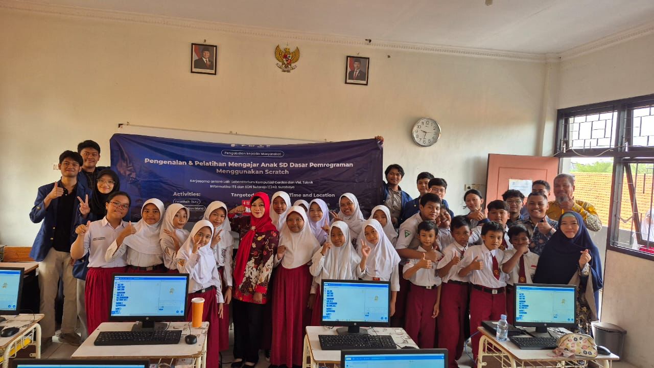 Gambar Para Guru dan Siswa setelah mencoba melakukan pelatihan fun koding menggunakan Scratch di laboratorium komputer SDN Sutorejo I/240