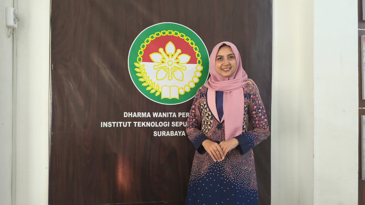 Ketua DWP ITS Galih Kanestri Dewi Pramujati saat memberikan penjelasan terkait komitmen DWP untuk terus mendukung pengembangan Omah Ecoprint