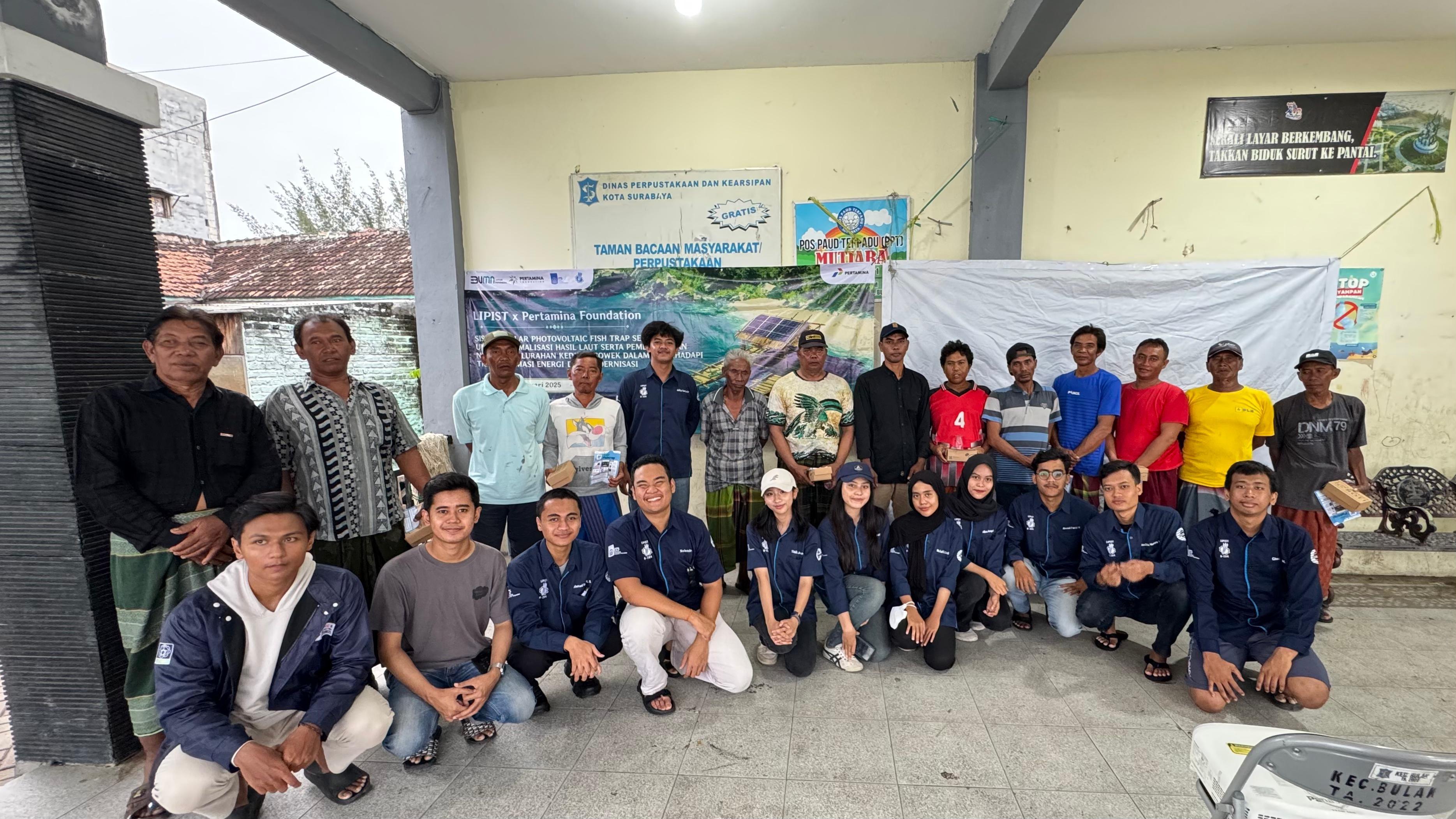 Tim KKN Mandiri ITS berfoto bersama nelayan Kenjeran usai melakukan sosialisasi alat Solar Photovoltaic Fish Trap di Balai RW setempat