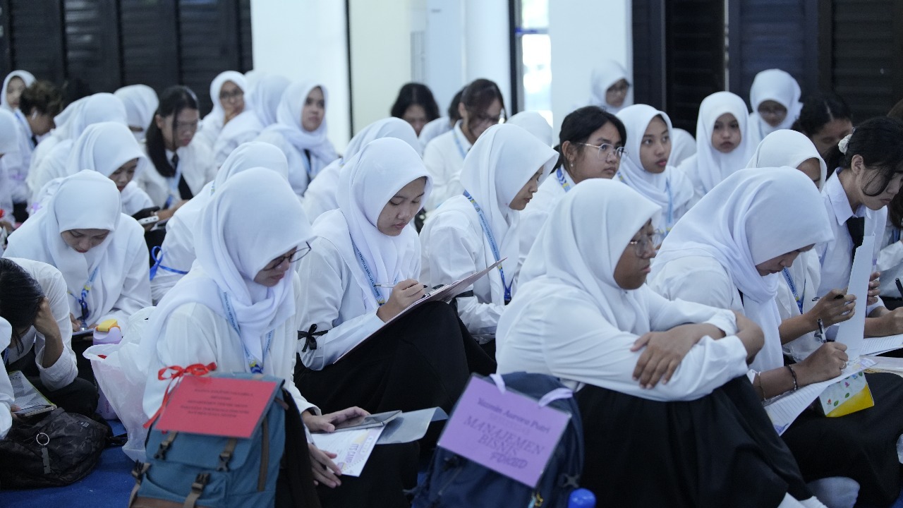 Maba ITS dengan tekun mencatat dan mendengarkan kuliah tamu bertajuk Mempersiapkan Generasi Tangguh untuk Indonesia Emas 2045 yang dibawakan oleh Menteri Ekonomi Kreatif RI Teuku Riefky Harsya BSc MT dalam Studium Generale pada Kegiatan PKKMB ITS di Grha Sepuluh Nopember