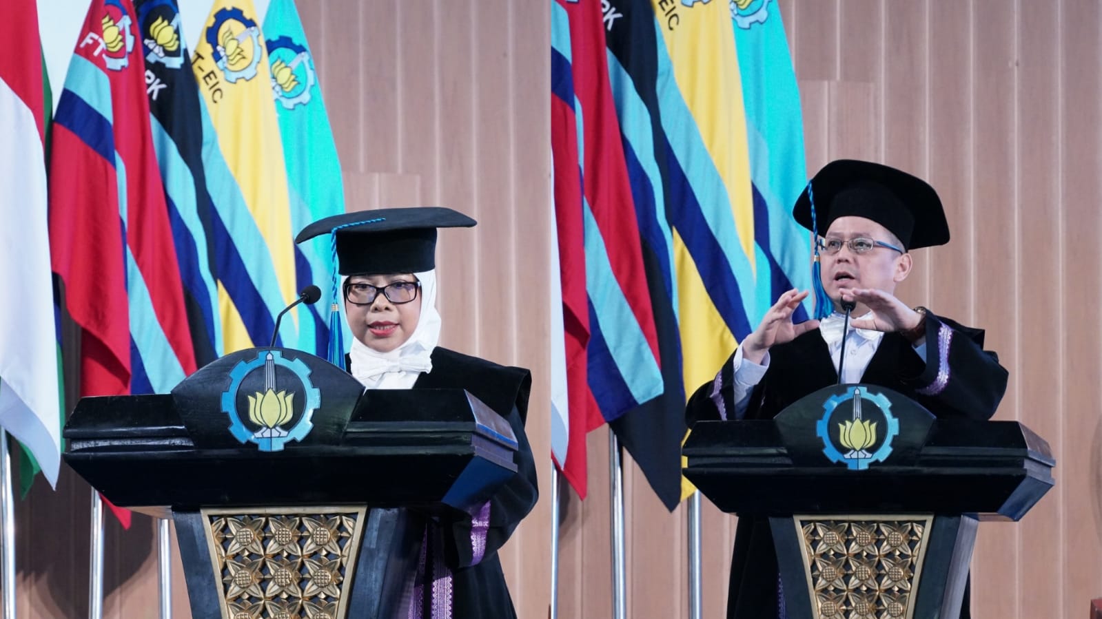 (dari kiri) Prof Tutik Nurhidayati SSi MSi dan Prof Dr Ir Adhi Dharma Wibawa ST MT yang dikukuhkan menjadi guru besar ke-225 dan 226 ITS