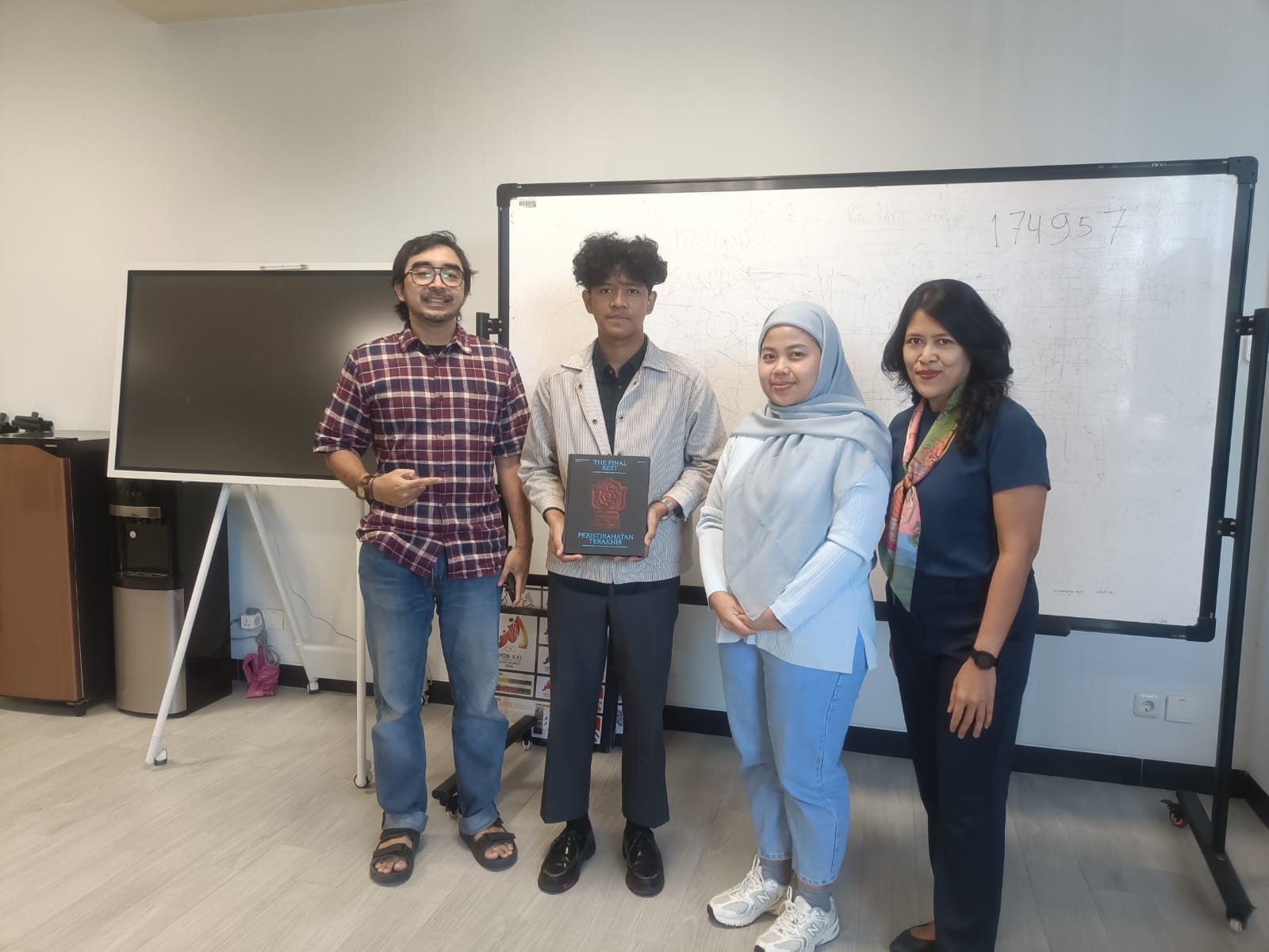 (Dari kiri) Rabendra Yudistira Alamin ST MDs, Raihan Jafni, Atsilia Hasna Nabilah ST MA, dan Putri Dwitasari ST MDs berfoto Bersama setelah menyelesaikan bukunya