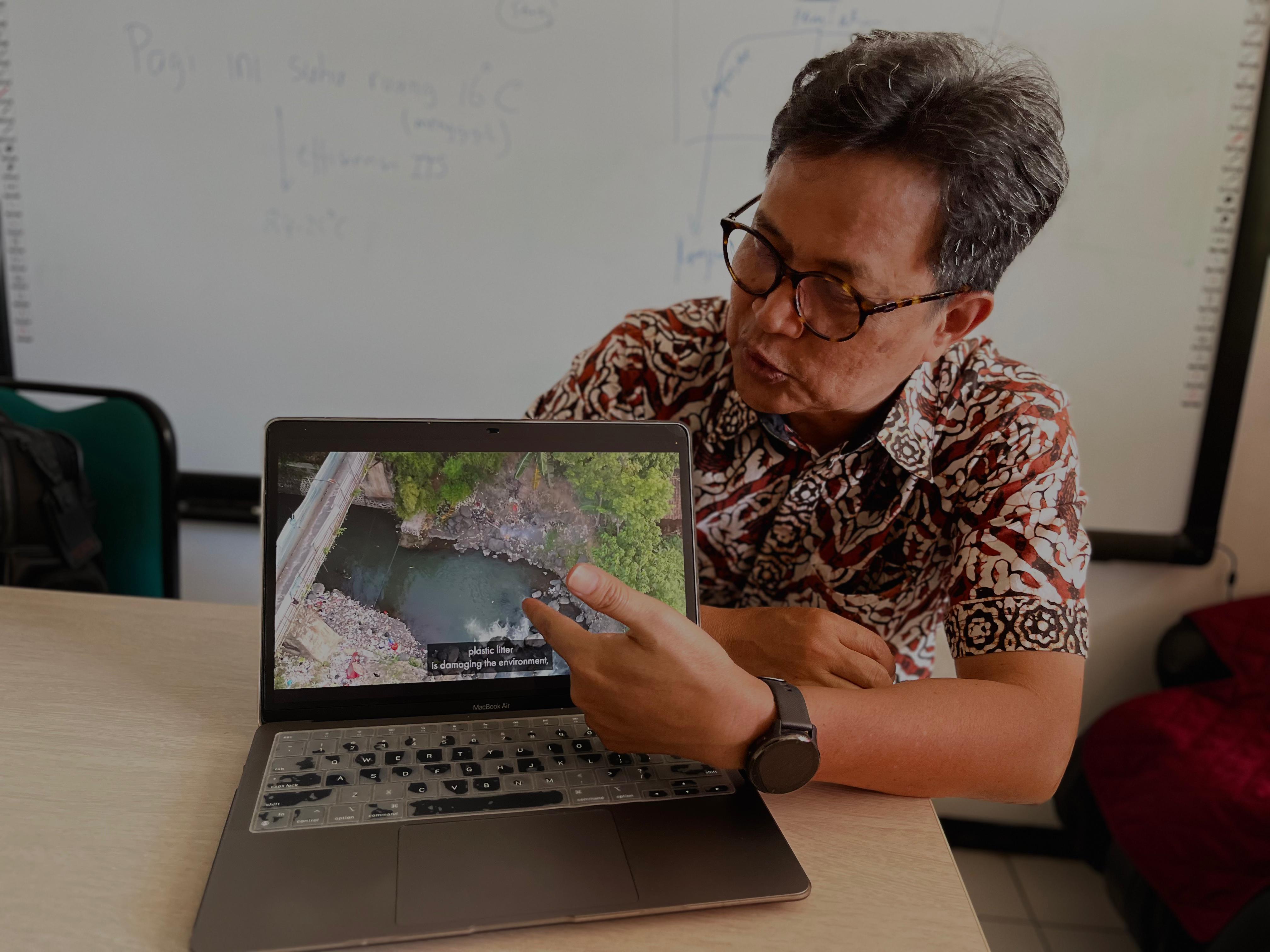 Prof Ir Eddy Setiadi Soedjono DiplSE MSc PhD saat menjelaskan isi cuplikan film dari Indonesia Unwrapped, A Plastic Paradise