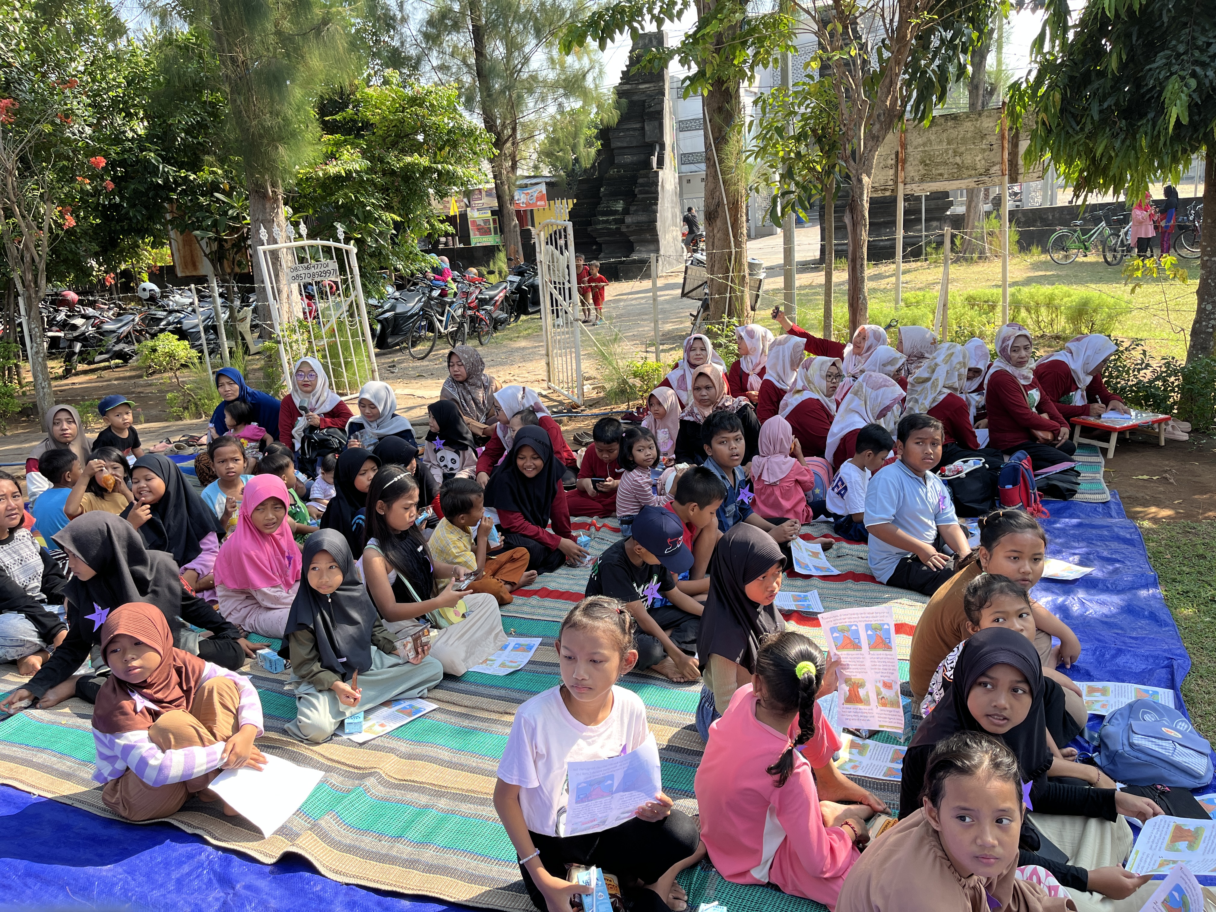 Potret antusiasme anak-anak dan ibu-ibu warga sekitar saat pelaksanaan program kerja KKN Tematik Literasi