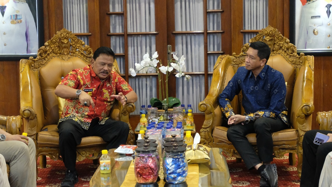 (kiri) Bupati Nganjuk saat mendiskusikan peluang kerja sama antara pemerintah daerah Nganjuk dengan ITS