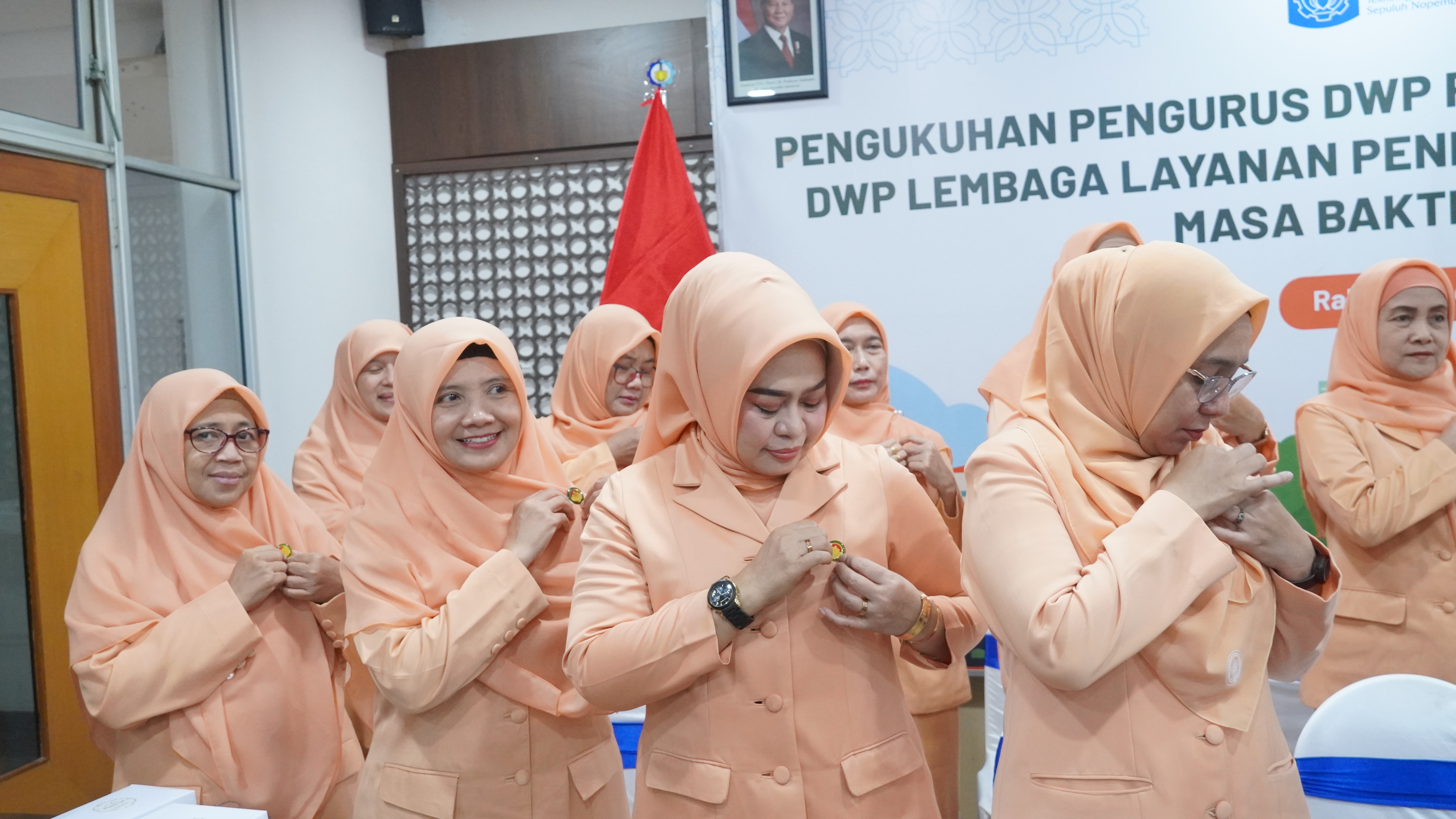 Penyematan pin DWP kepada masing-masing pengurus DWP ITS masa bakti 2024-2029