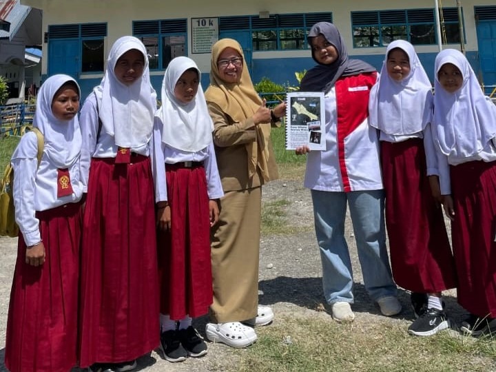 Penyerahan majalah desa wisata wanua waru di SDN Inpres 164 Lappa Warue, senin (28/07)