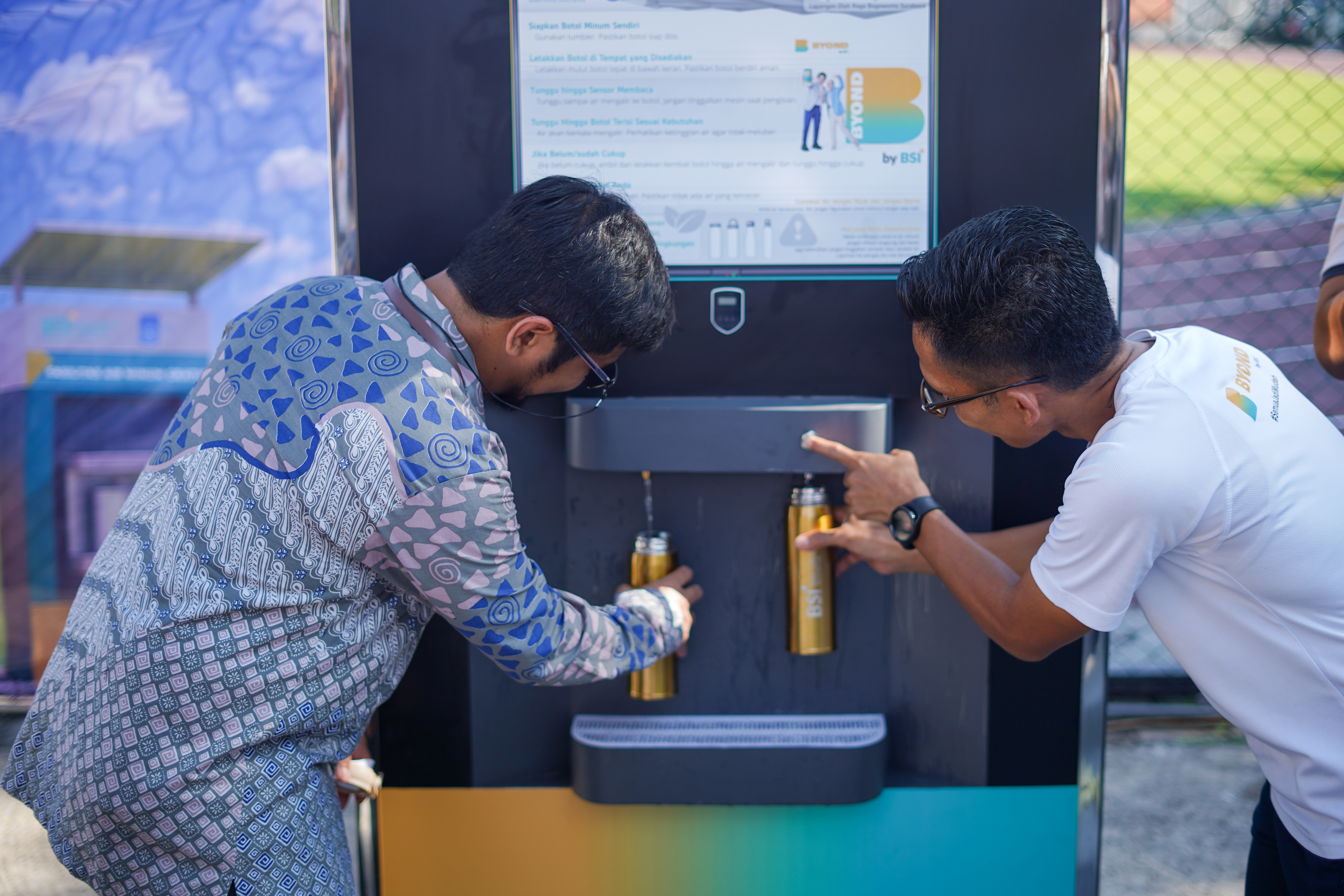 Direktur Direktorat Riset dan Pengabdian Masyarakat (DRPM) ITS Fadlilatul Taufany ST PhD (kiri) mencoba Water Station bersama Pihak BSI