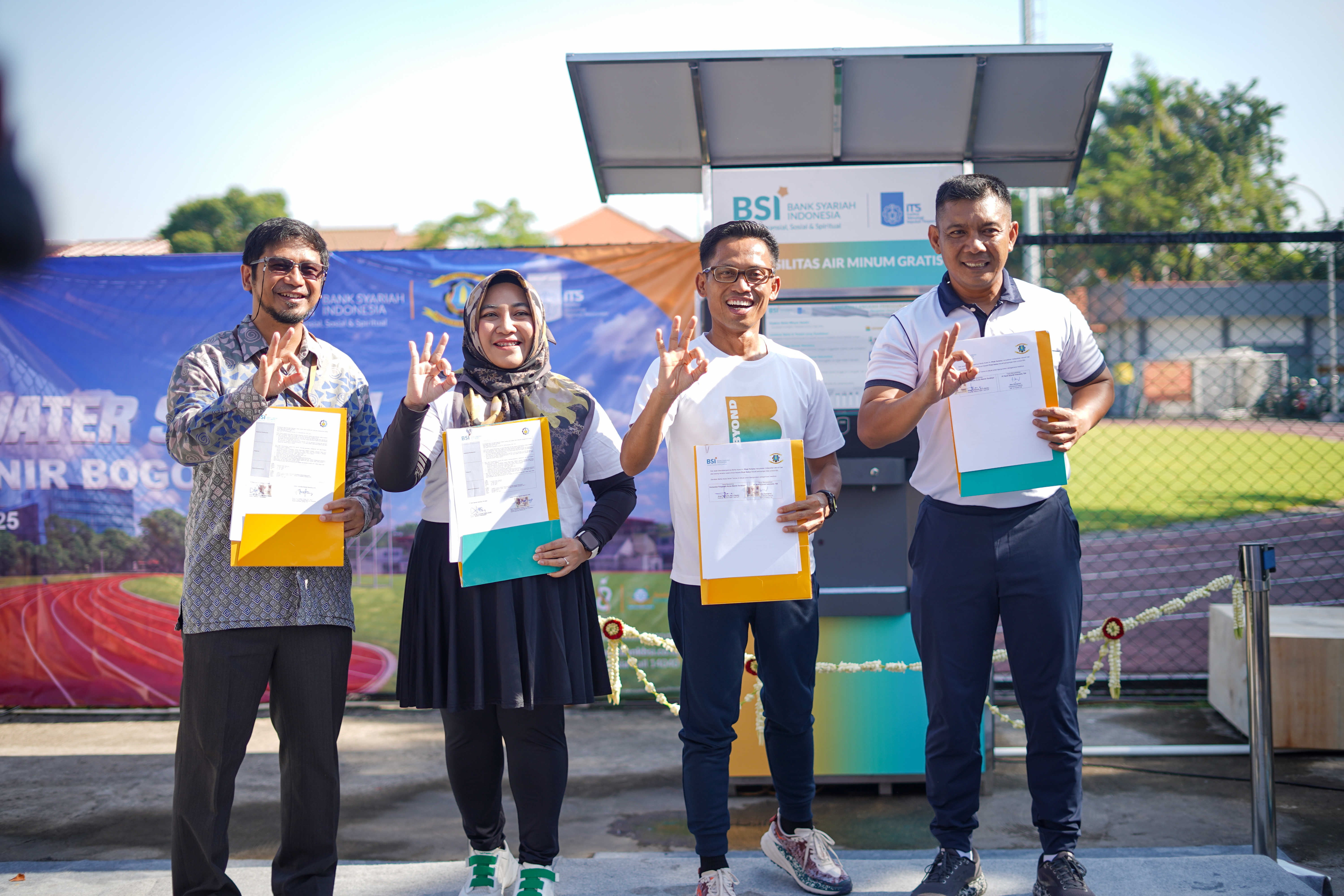 Fadlilatul Taufany ST PhD (kiri) bersama Pihak BSI dan TNI AL menandatangani serah terima Water Station