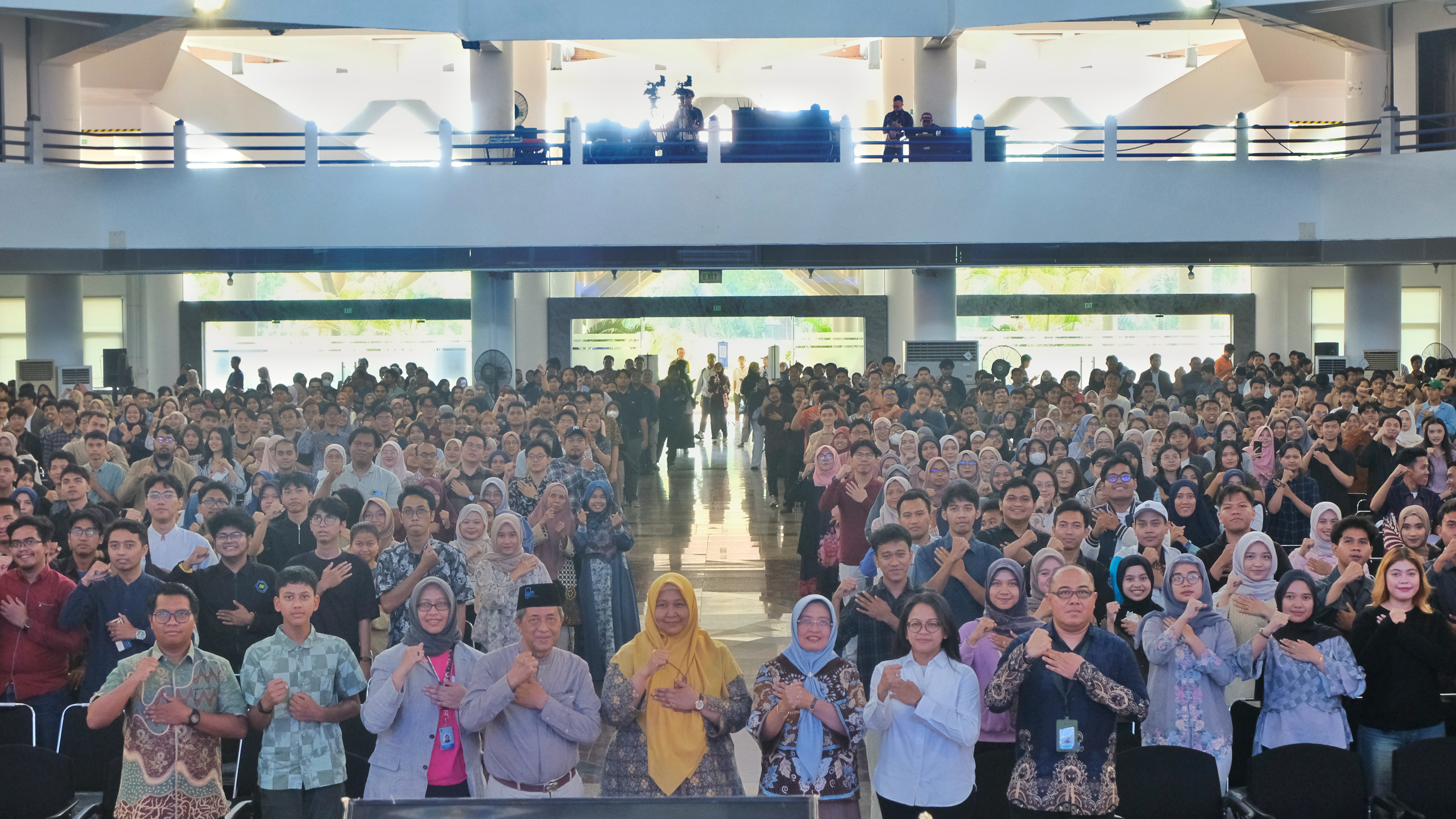 Gambar Calon wisudawan ITS sekaligus peserta Wisuda ke-132 ITS ketika melaksanakan gladi bersih prosesi wisuda dalam kegiatan Pembekalan Wisuda ke-132 ITS