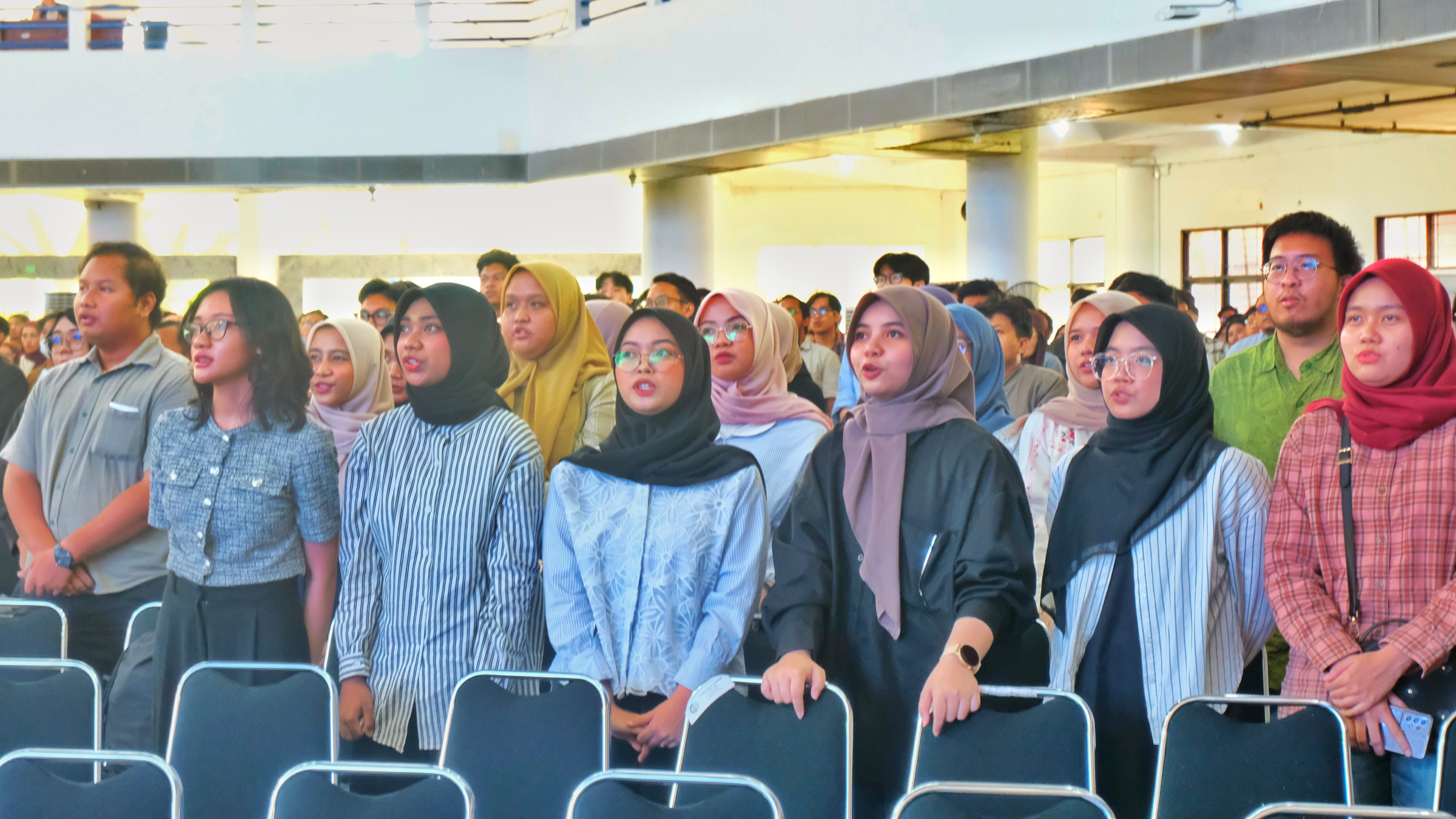 Gambar Calon wisudawan ITS ketika melakukan gladi bersih prosesi wisuda dalam kegiatan Pembekalan Wisuda ke-132 ITS