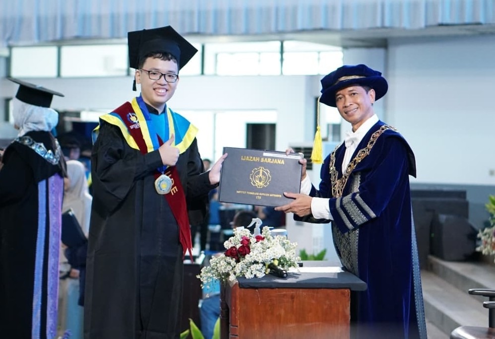 Alexander Weynard Samsico (kiri), wisudawan sarjana terbaik dengan IPK tertinggi pada gelaran Wisuda ke-132 ITS