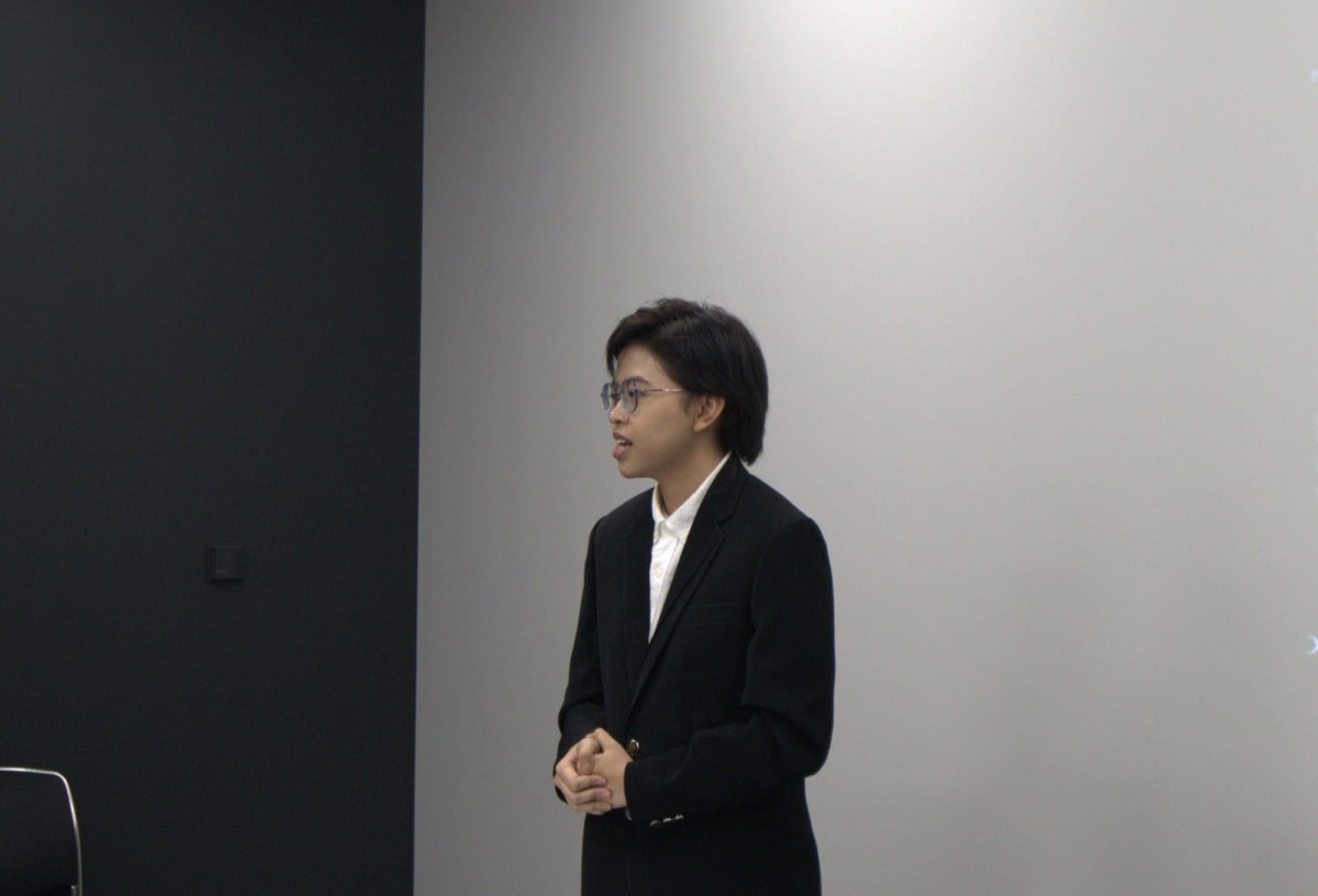 Anggota Tim Anargya ITS Farah Zamir Salsabila saat mempresentasikan strategi bisnis tim dalam Presentation Event kelas Electric Vehicle FSAE Japan 2025