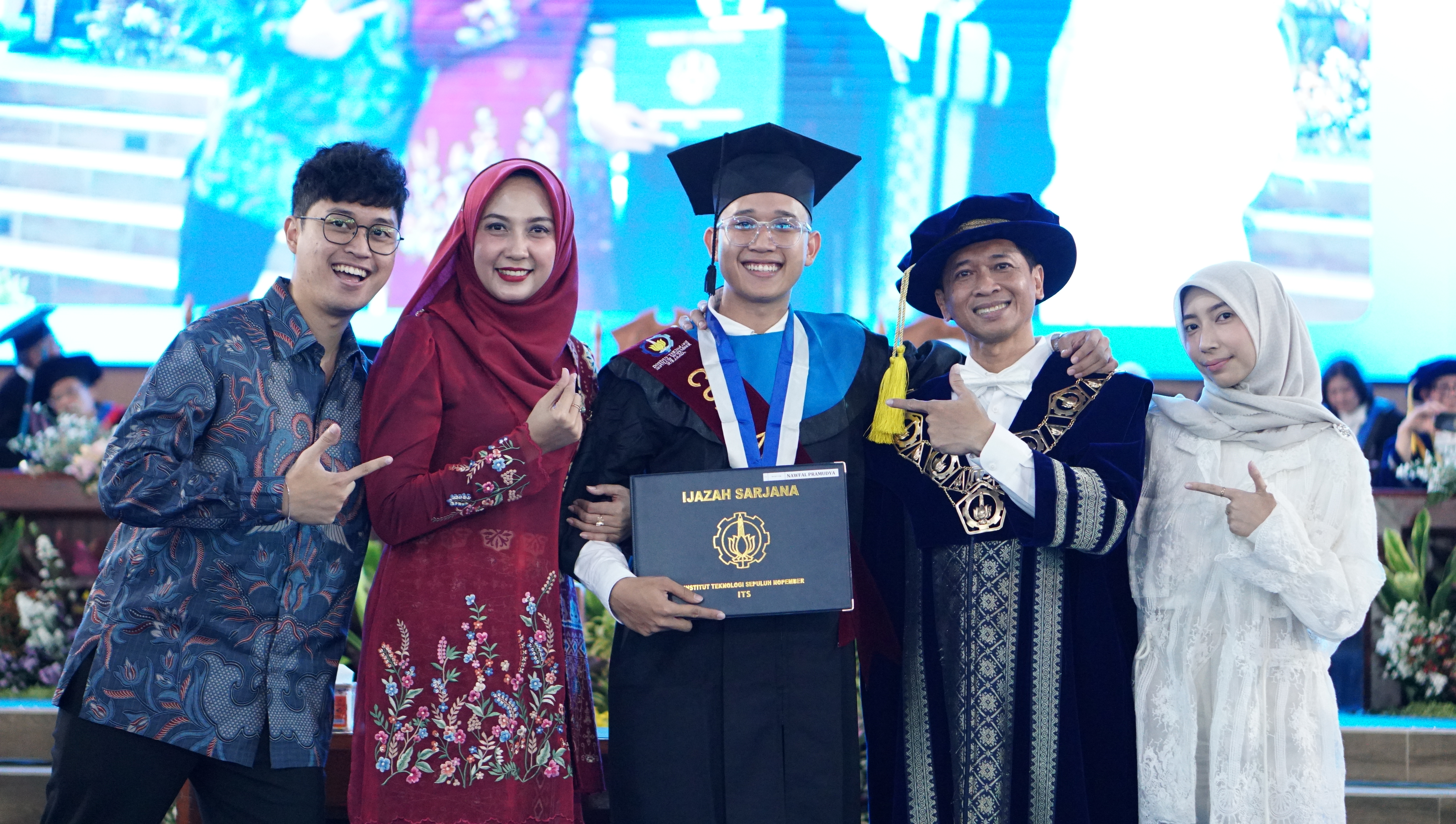 Gambar Rektor ITS Prof Ir Bambang Pramujati ST MScEng PhD (dua dari kanan) bersama keluarga ketika menyambut kelulusan putranya Nawfal Pramudya di prosesi hari kedua Wisuda ke-132 ITS