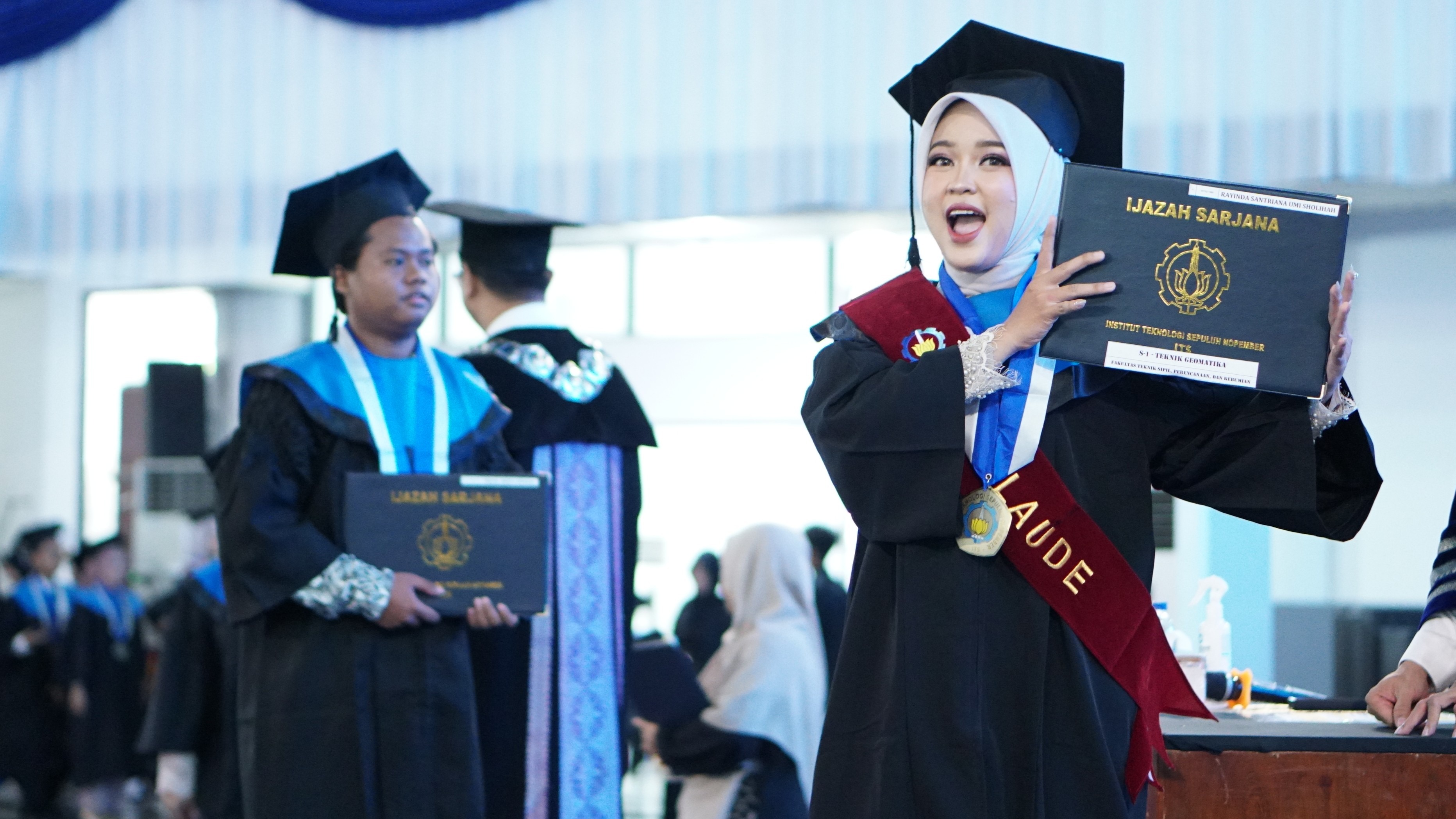 Gambar Wisudawan ITS Rayinda Santriana U S ST saat menerima ijazah dengan gembira di gelaran hari kedua Wisuda ke-132 ITS