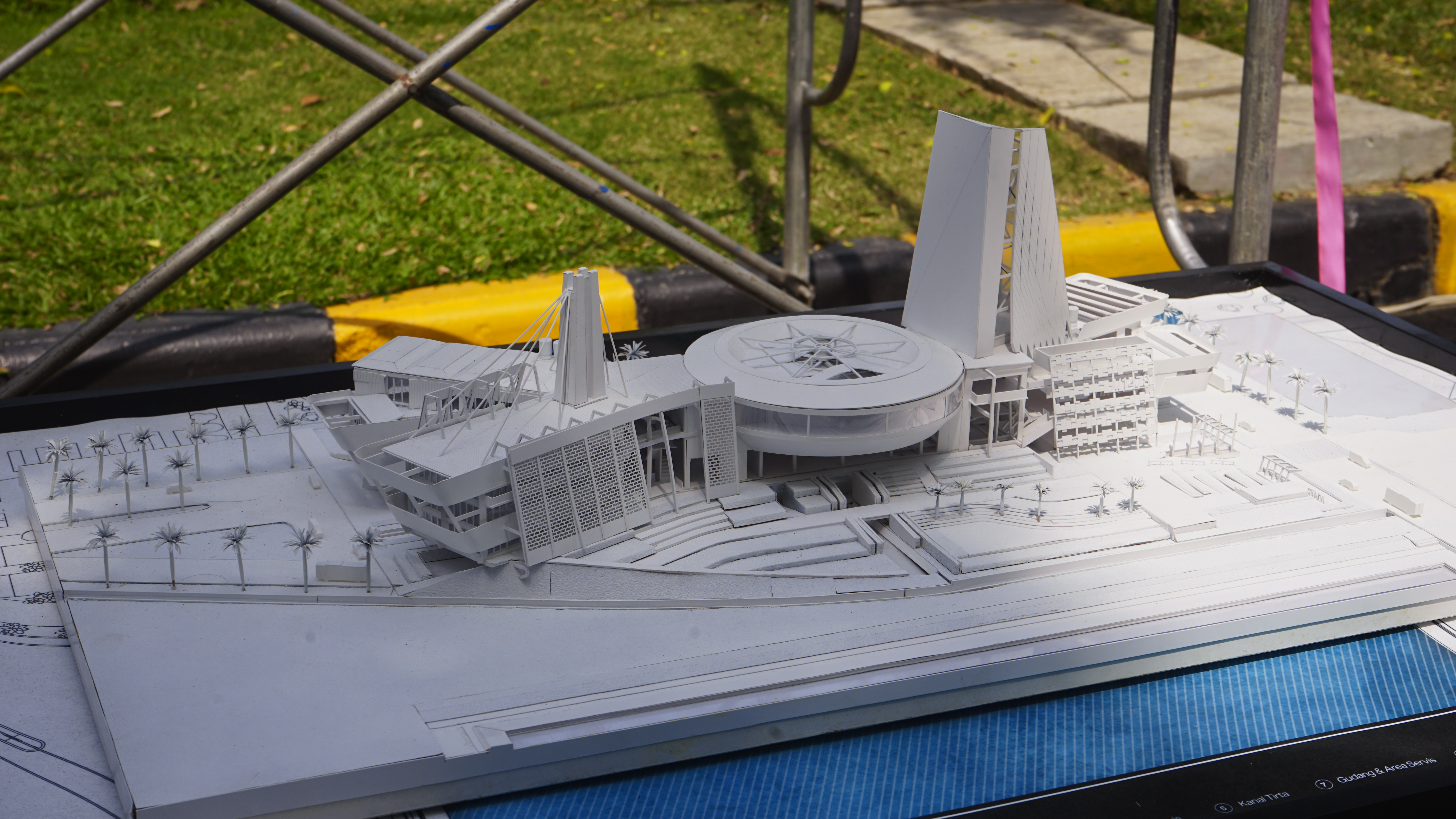 Gambar Salah satu karya tugas akhir berupa maket arsitektur dari mahasiswa Arsitektur ITS yang dipamerkan pada KTA 2025