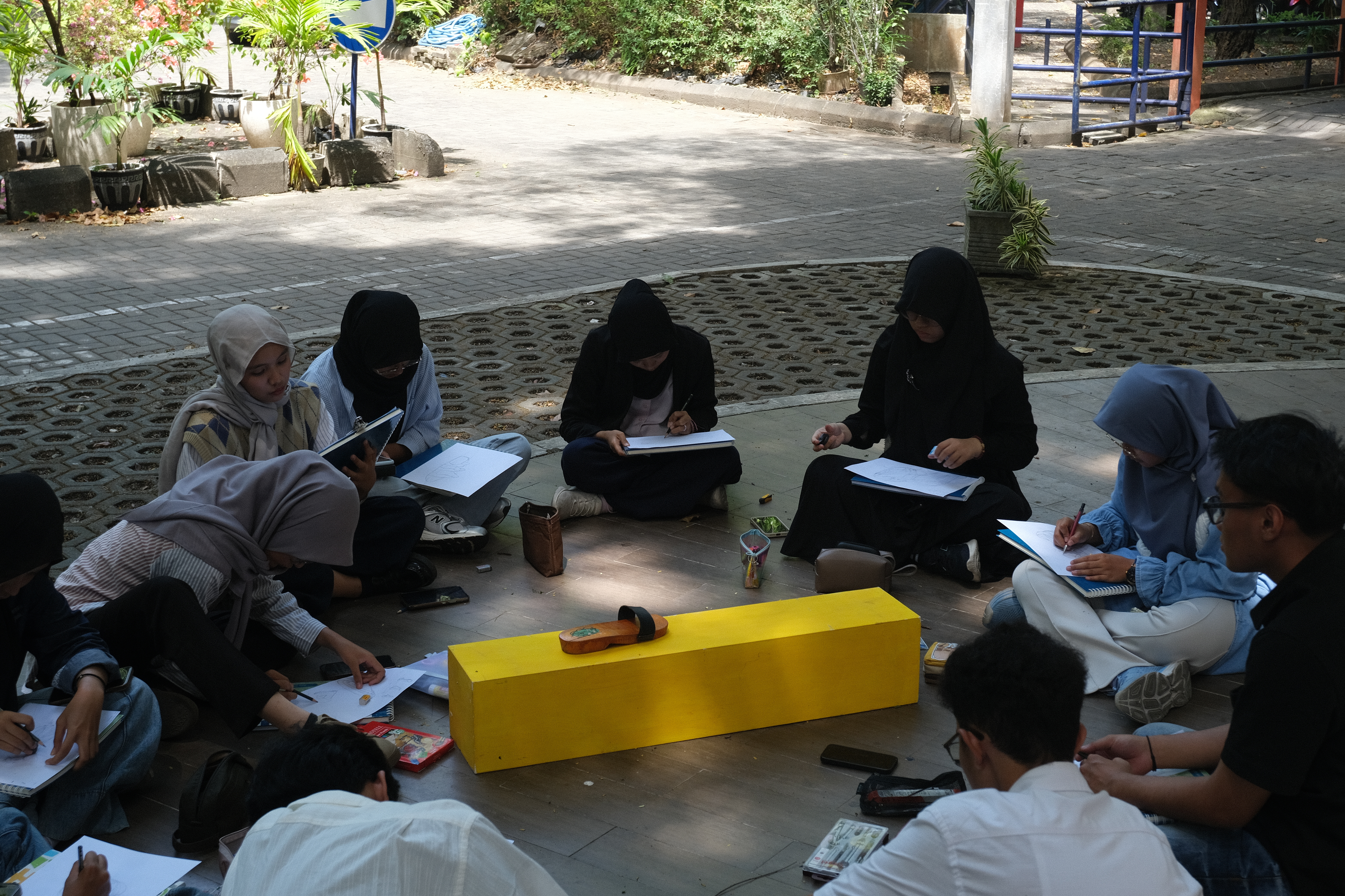 Gamnbar Para mahasiswa Arsitektur ITS angkatan 2025 melakukan live sketch di area Departemen Arsitektur ITS