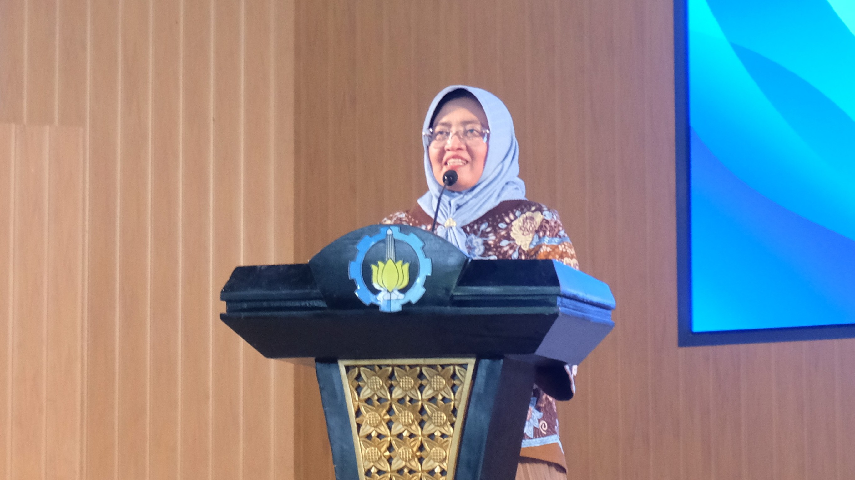 Gambar Wakil Rektor I Bidang Akademik dan Kemahasiswaan ITS Prof Nurul Widiastuti MSi PhD merespon bahagia keberhasilan mahasiswa ITS menjalankan masa studinya di ITS dalam kegiatan Pembekalan Wisuda ke-132 ITS