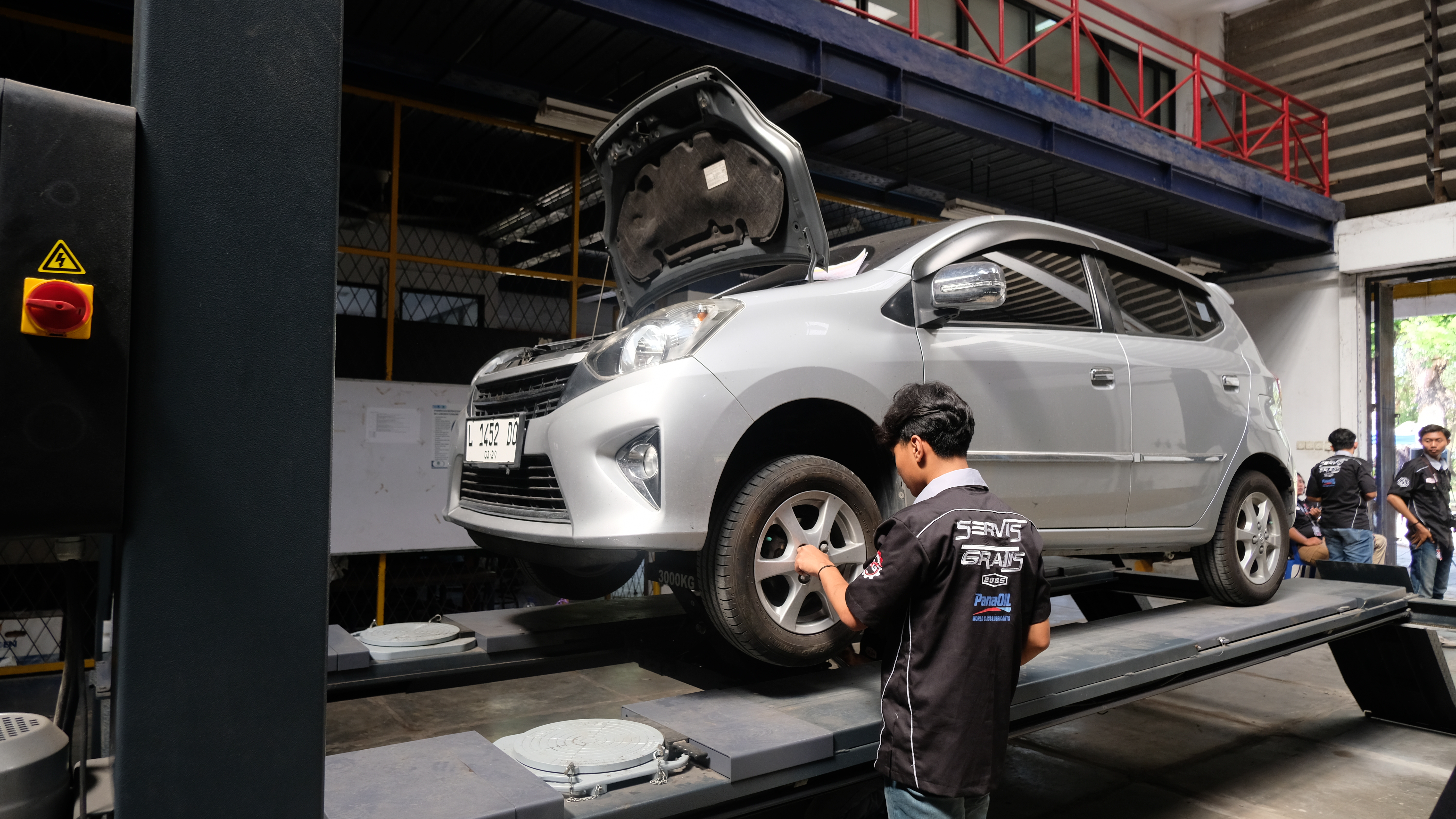 Proses pengecekan ban dan kelistrikan mobil