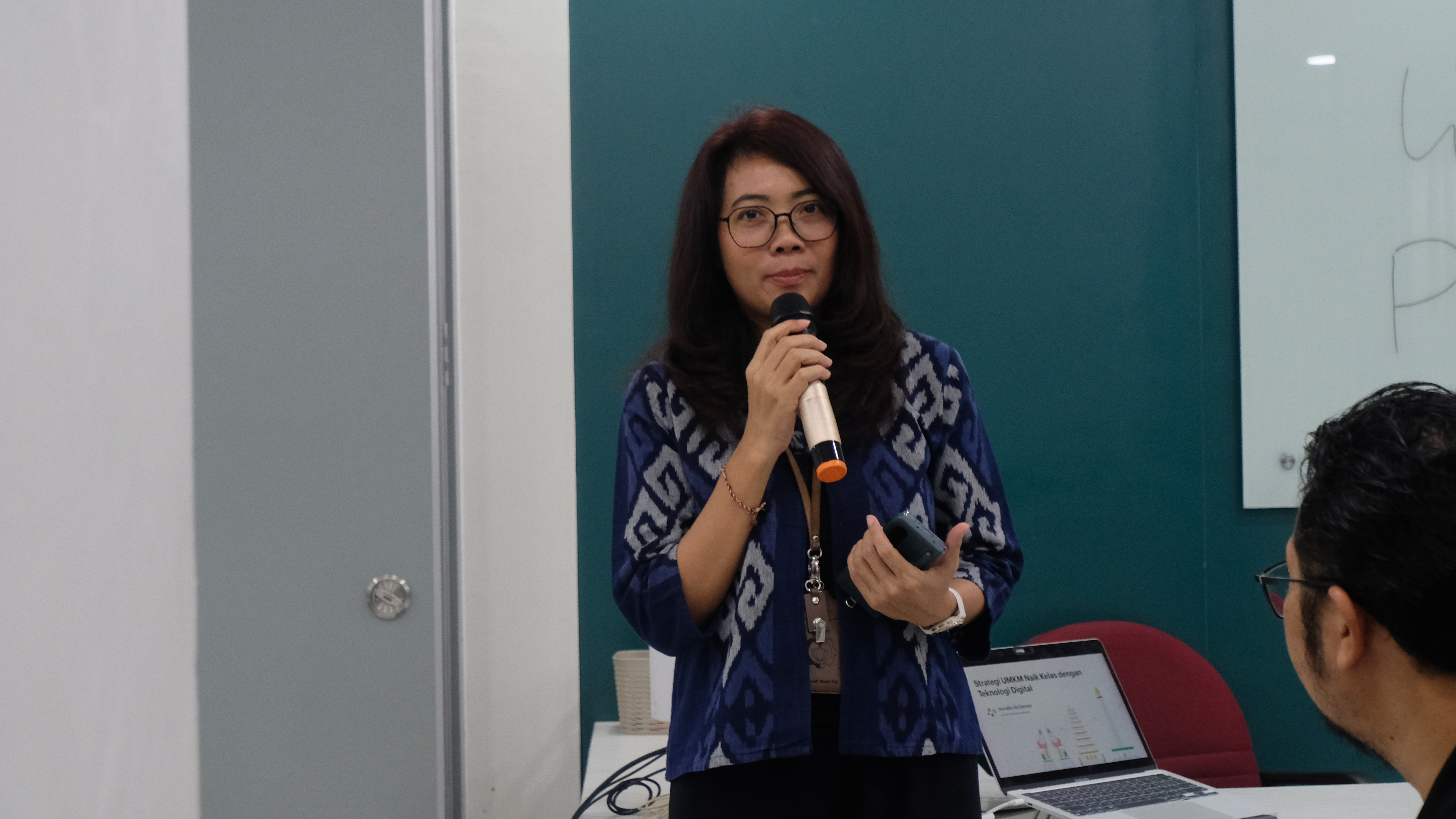 Sekretaris Departemen Manajemen Bisnis ITS Ni Gusti Made Rai SPsi MPsi memberikan sambutannya dalam kegiatan workshop Optimizing Digital Tools for SME’s Growth