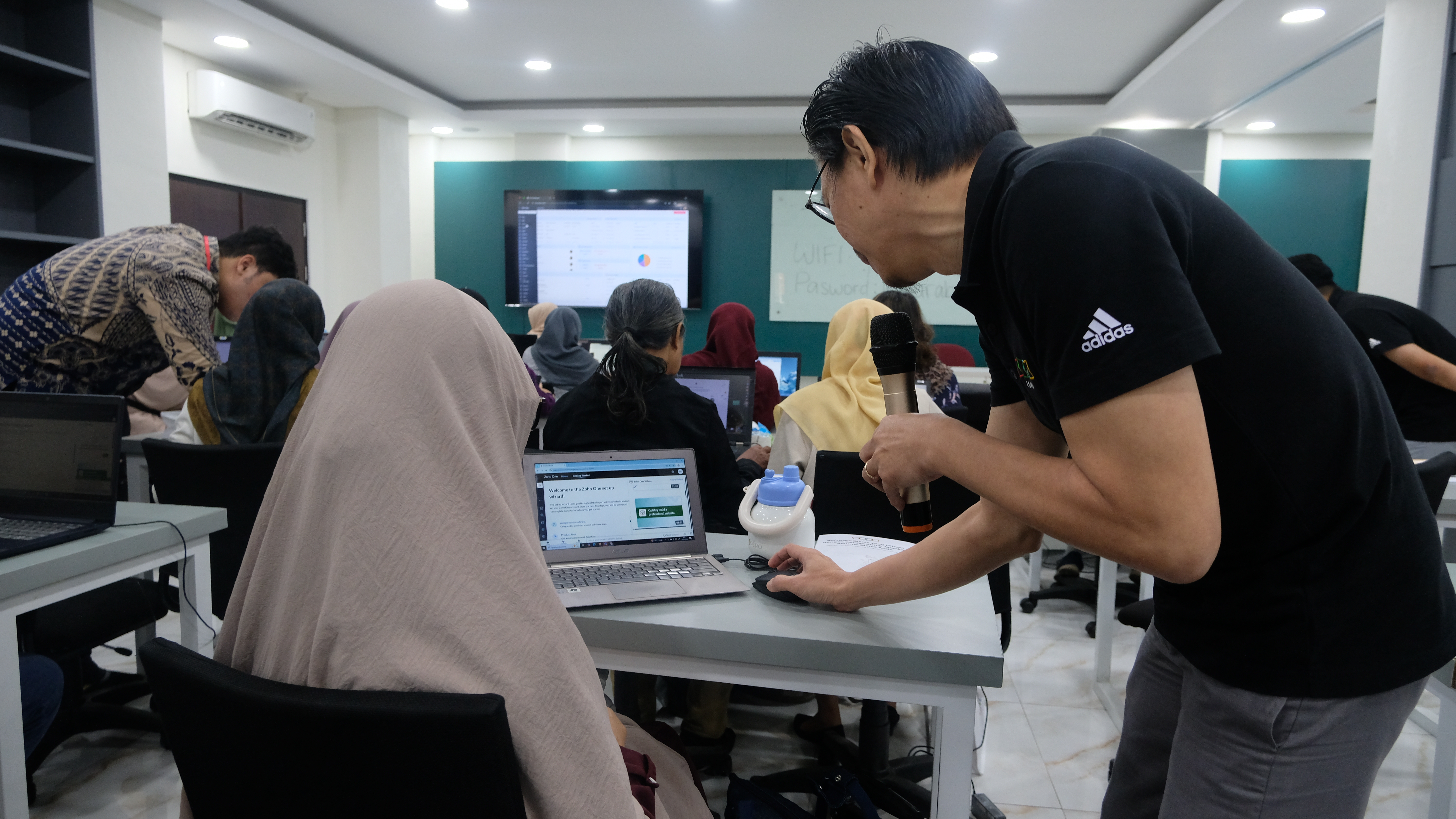 Salah satu tim Zoho membantu peserta dalam menggunakan Zoho Social dalam kegiatan Workshop 