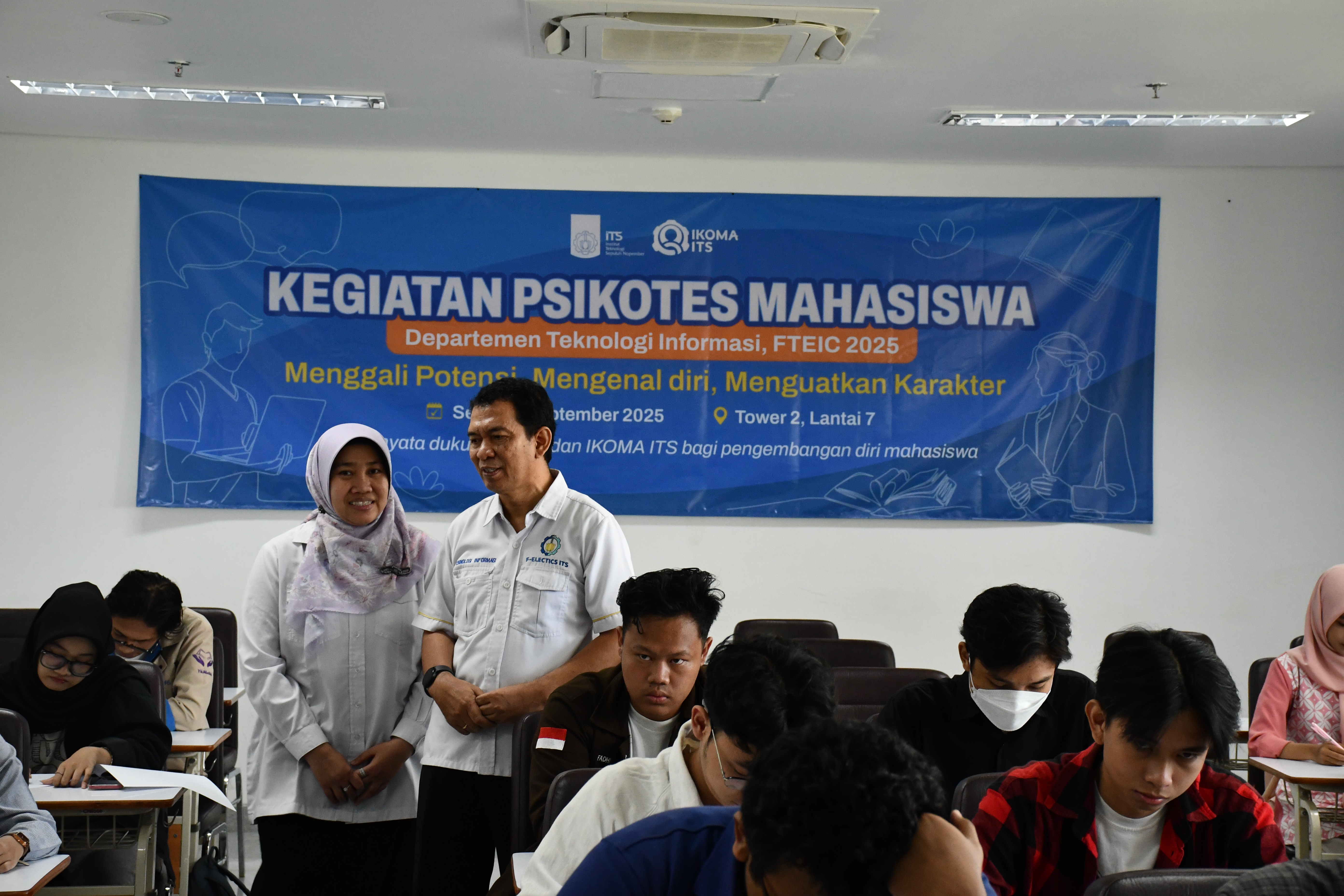 (dari kanan) Kepala Departemen Teknologi Informasi ITS, Dr tech Ir Raden Venantius Hari Ginardi MS dan Dekan FT-EIC ITS, Prof Dr Diana Purwitasari Skom MSc saat melakukan monitoring Mental Health Screening di gedung tower 2 ITS