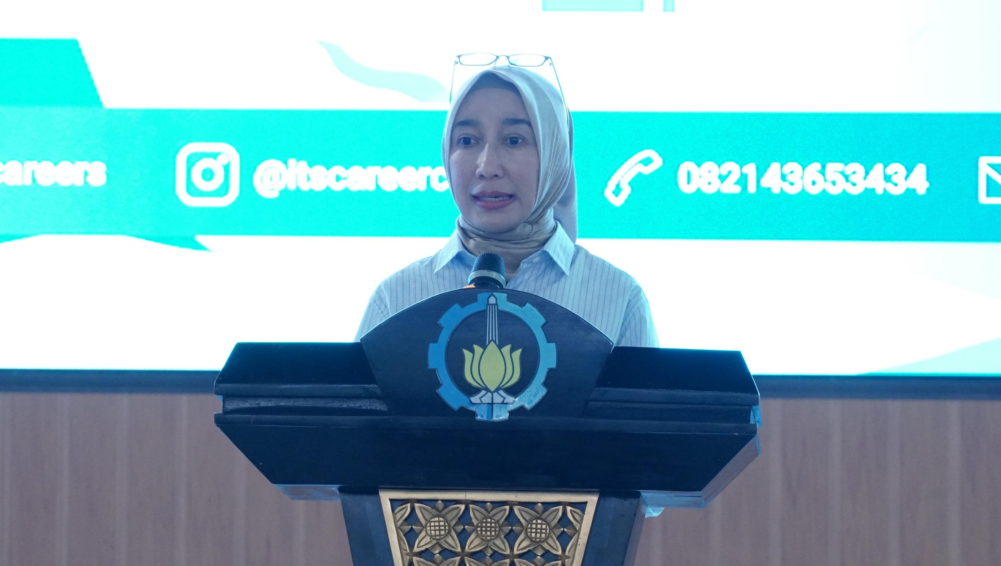 Direktur Sumber Daya Manusia (SDM) & Penunjang Bisnis PT Pertamina International Shipping (PIS) Dewi Kurnia Salwa saat memberikan sambutan dalam pembukaan BKI ke-45 di Grha Sepuluh Nopember ITS