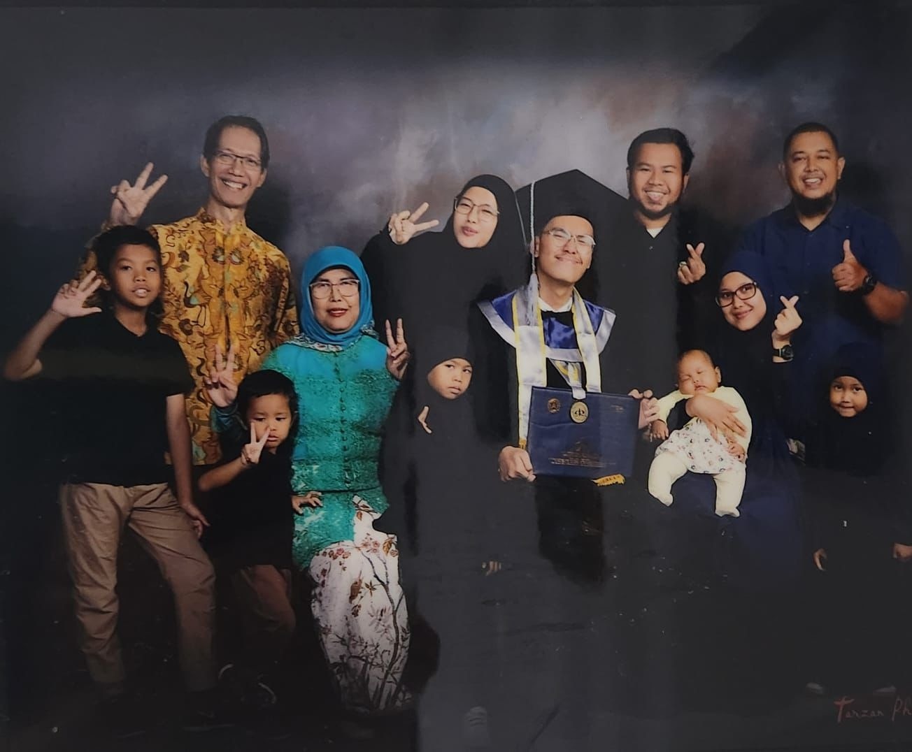Dr Dra Wiwik Dahani MT (berkebaya hijau) dan suami bersama anak dan cucu dalam wisuda salah satu anaknya