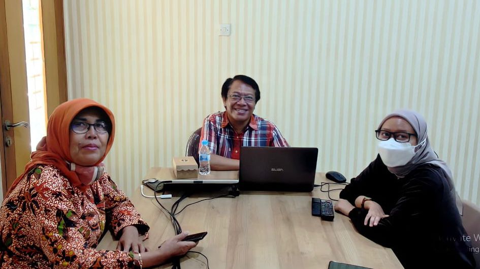 Dr Dra Wiwik Dahani MT (kiri) saat diskusi selama perkuliahan doktoral di Departemen Kimia ITS