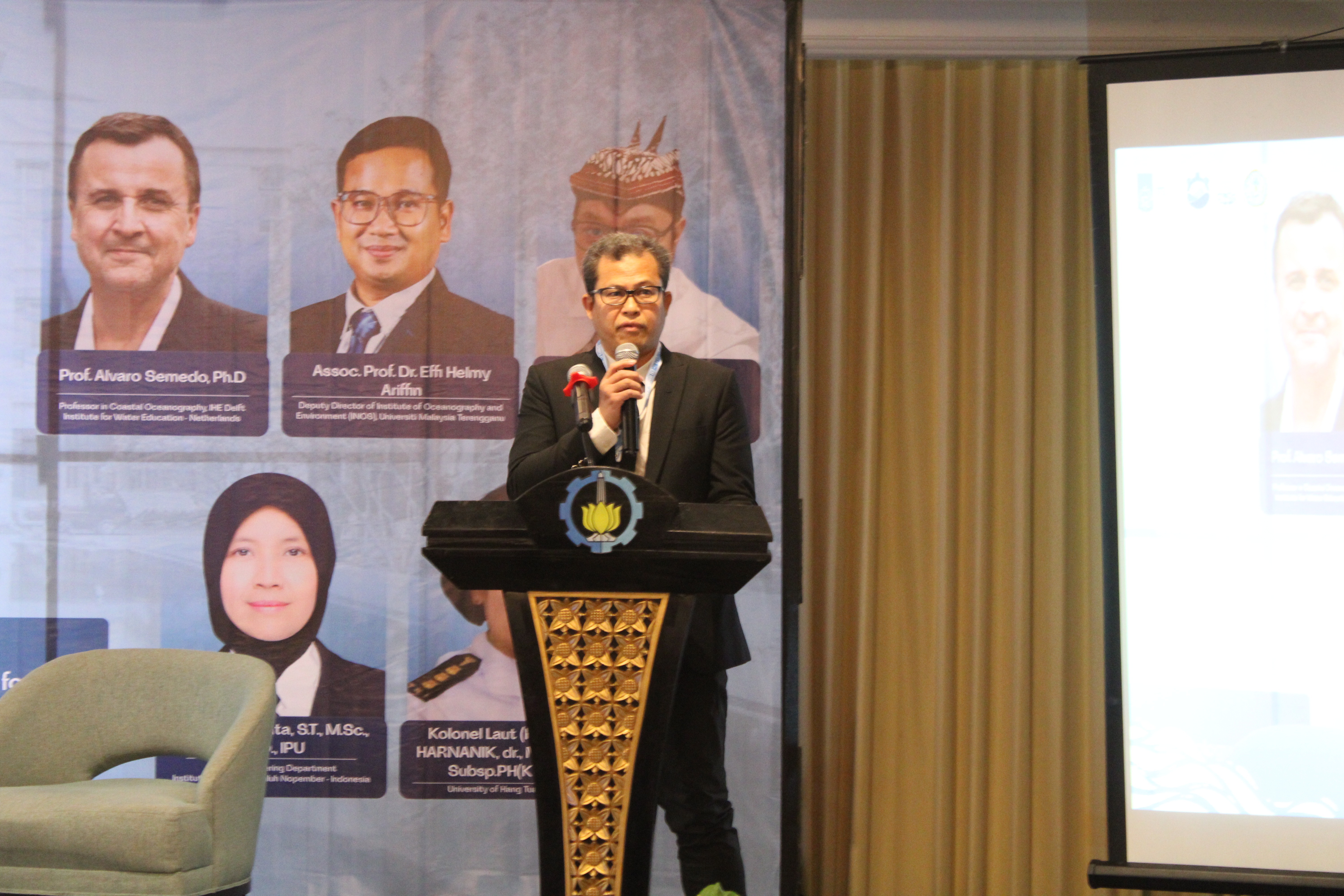 Gambar sambutan Ketua Pelaksana ISOCEEN 2025 Prof Suntoyo ST MEng PhD dalam ISOCEEN 2025