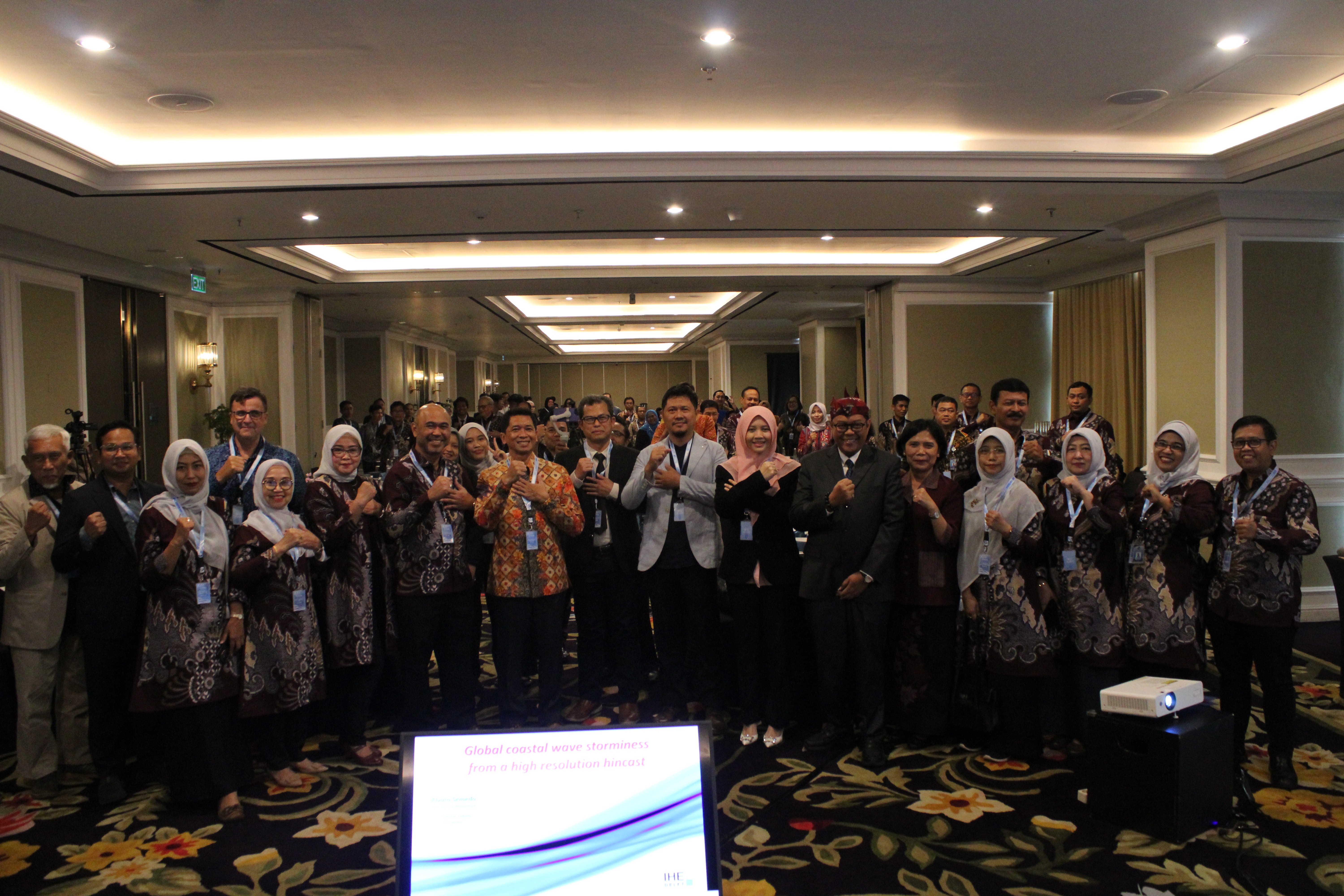 Para peserta ISOCEEN dan ICOMMES dalam sesi dokumentasi