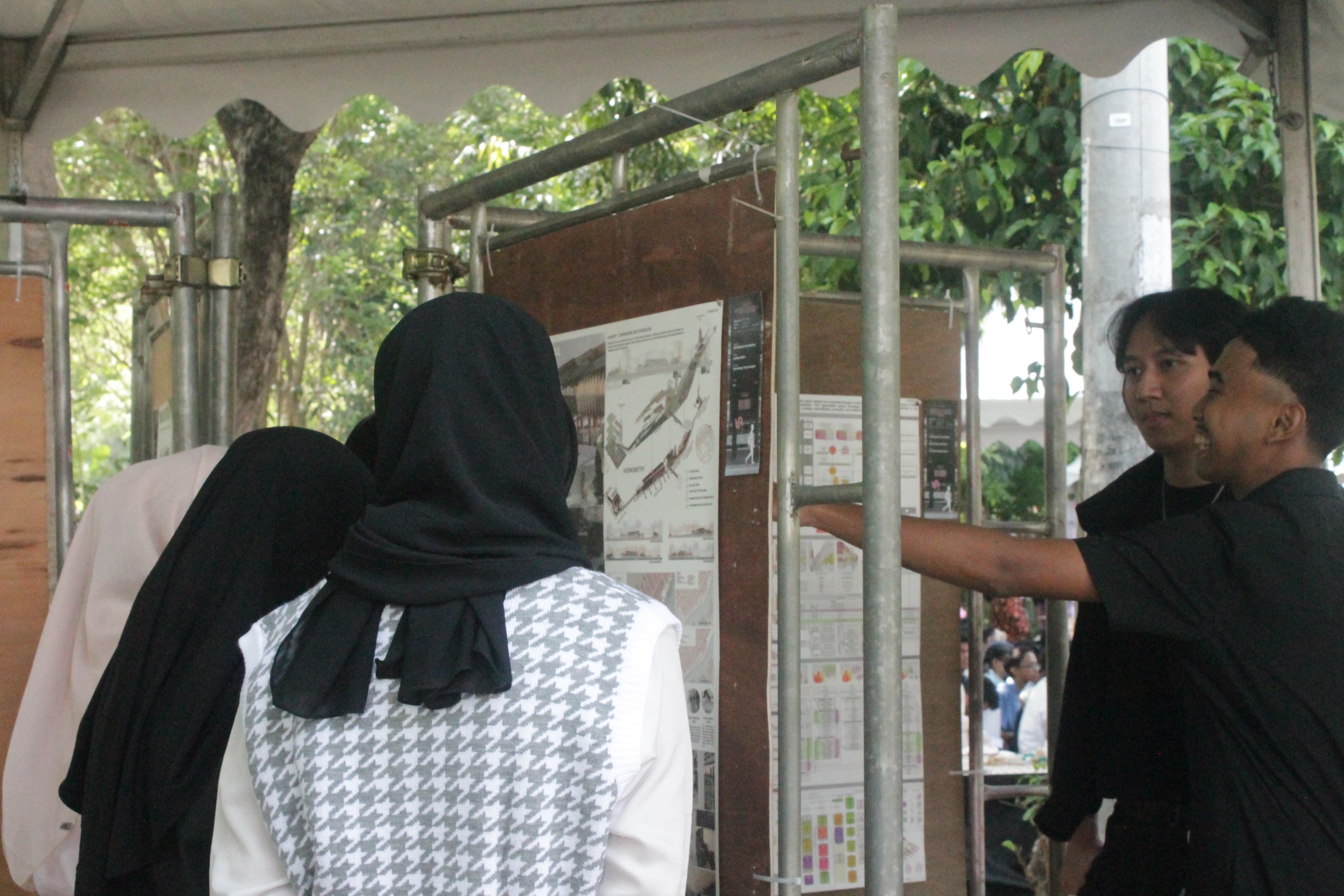 Gambar Beberapa pengunjung pameran mengamati karya peserta pada Pameran KTA 2025 di ITS