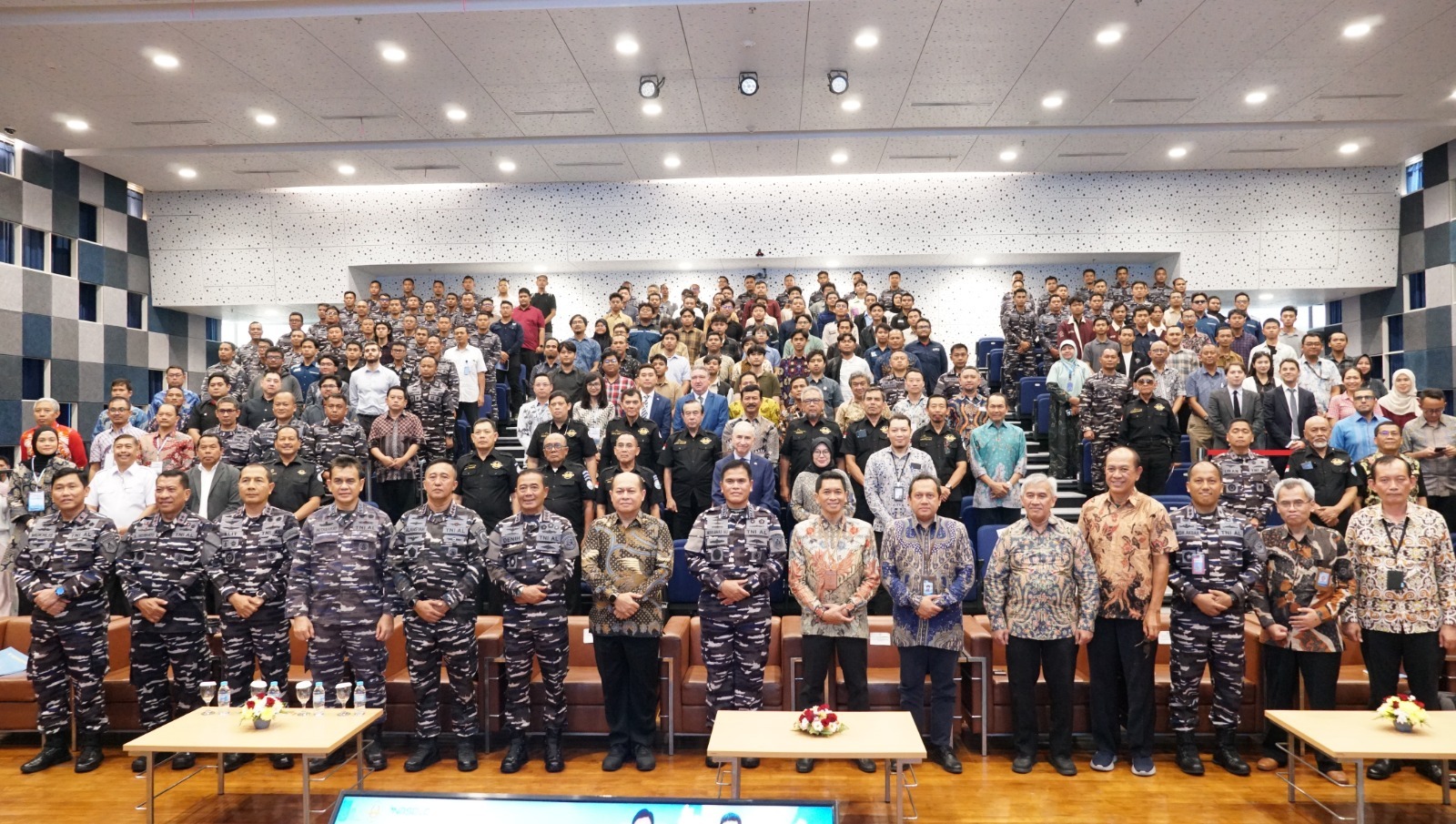 Jajaran pimpinan TNI AL dan ITS bersama para peserta seminar nasional Teknologi Bawah Air Masa Depan dalam Pertahanan Maritim Indonesia di Auditorium Research Center ITS