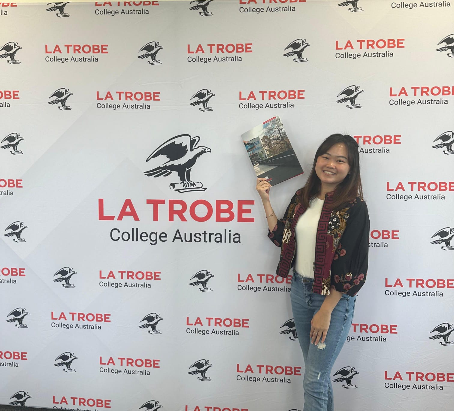 Jasmine Angelia Suriawan berhasil menyelesaikan program pertukaran mahasiswa di La Trobe College of Australia dengan meraih predikat nilai tertinggi