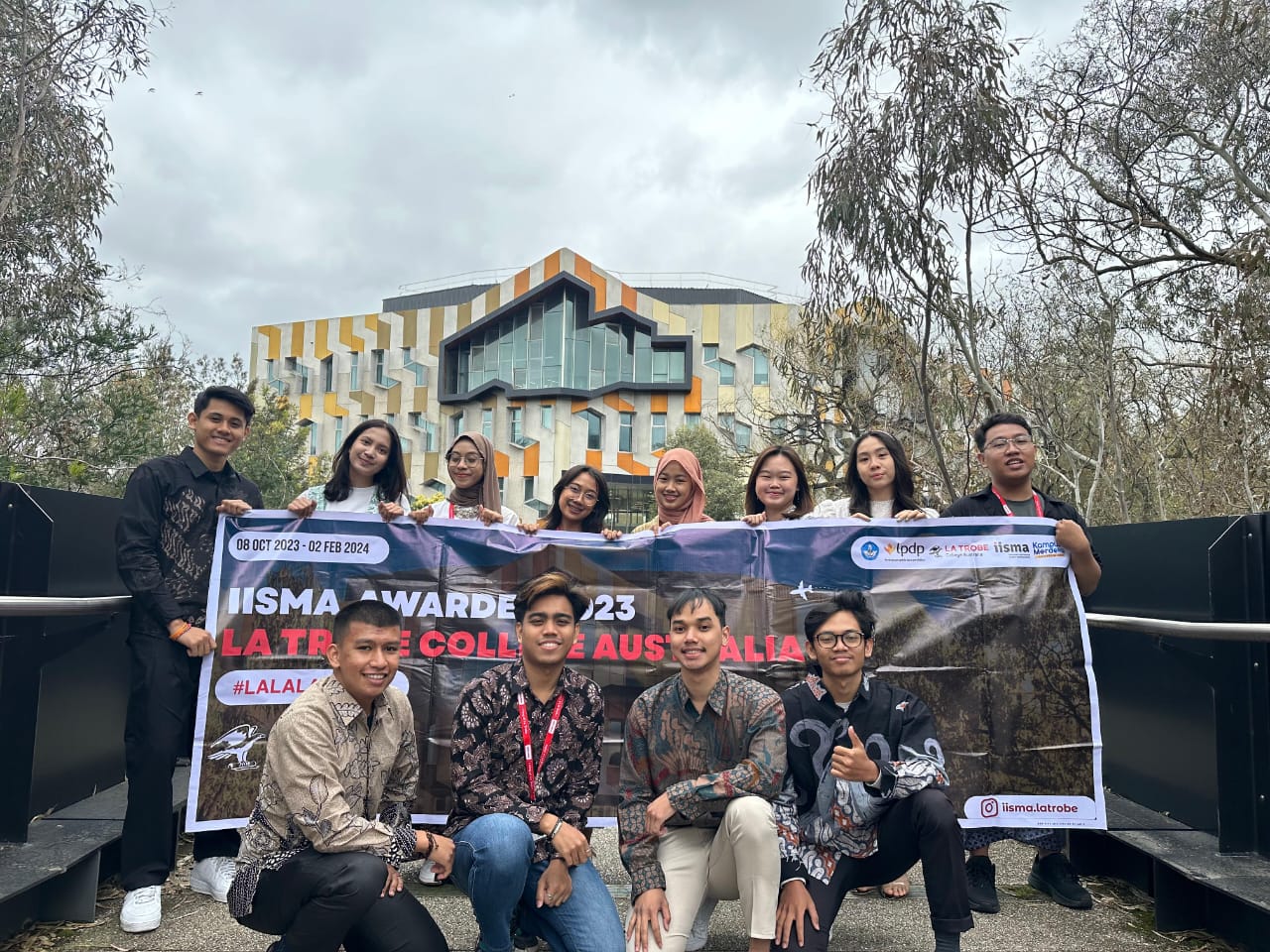 Jasmine Angelia Suriawan (tiga dari kanan atas) saat bersama teman-teman pertukaran mahasiswa dari Indonesia yang menempuh pendidikan di La Trobe of College Australia