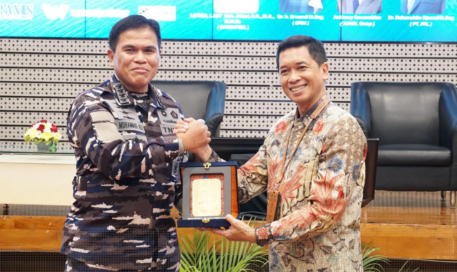 Kepala Staf Angkatan Laut Laksamana TNI Dr Muhammad Ali SE MM MTr Opsla (kiri) dan Rektor ITS Prof Dr Ir Bambang Pramujati ST MSc Eng PhD saat serah terima cinderamata