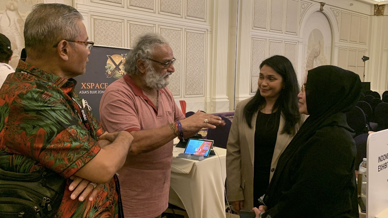 Ketua Delegasi IIE 2025 Dr Ir Arman Hakim Nasution MEng (kiri) ikut mendengarkan diskusi antara calon investor dengan perusahaan binaan PSPI-KP ITS PT Emas Kemuning Semesta Agronet (X-Space)