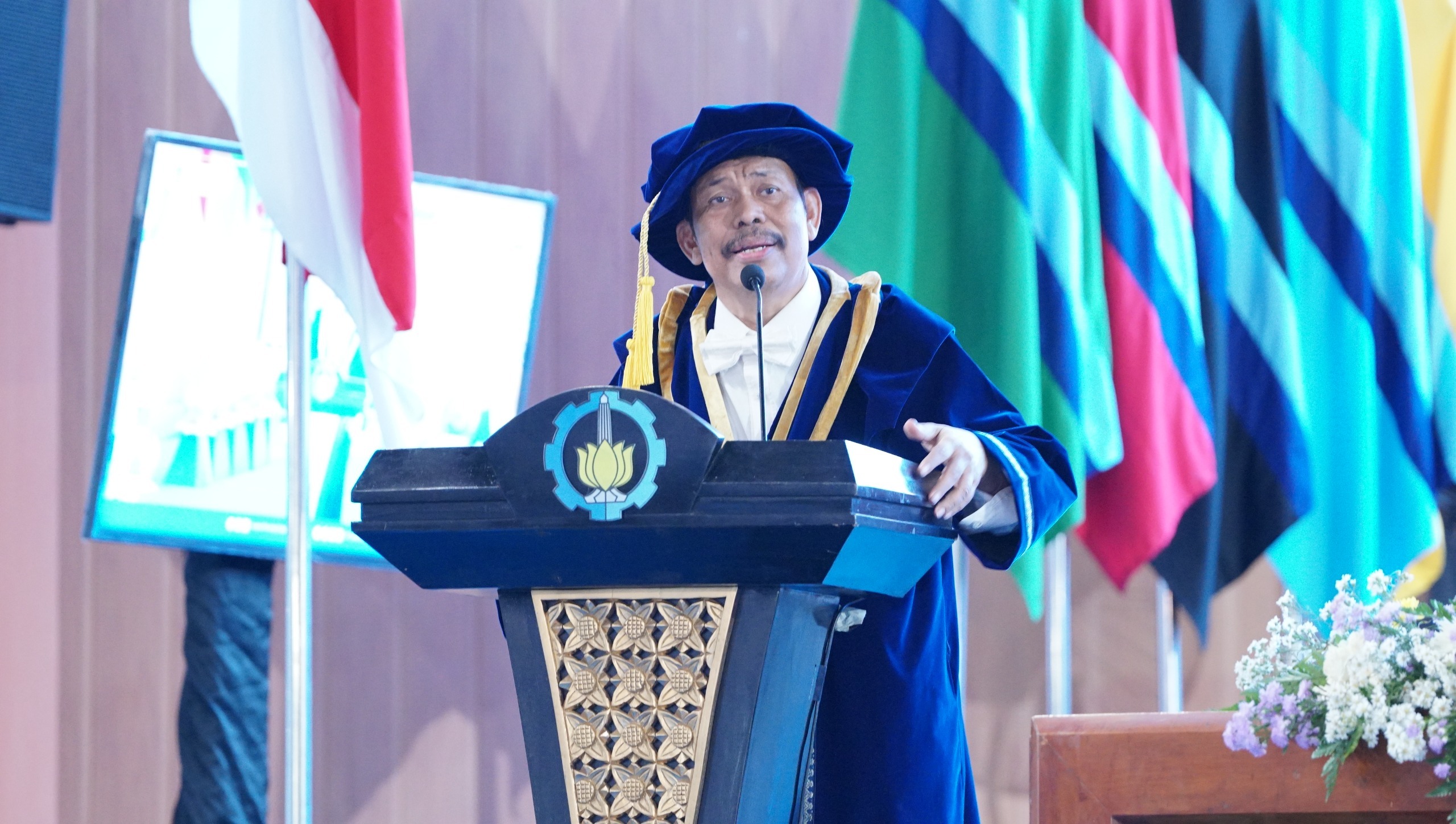 Ketua Dewan Profesor ITS Prof Dr Imam Robandi MT ketika menutup gelaran Sidang Terbuka Dewan Profesor ITS untuk Pengukuhan Profesor ITS